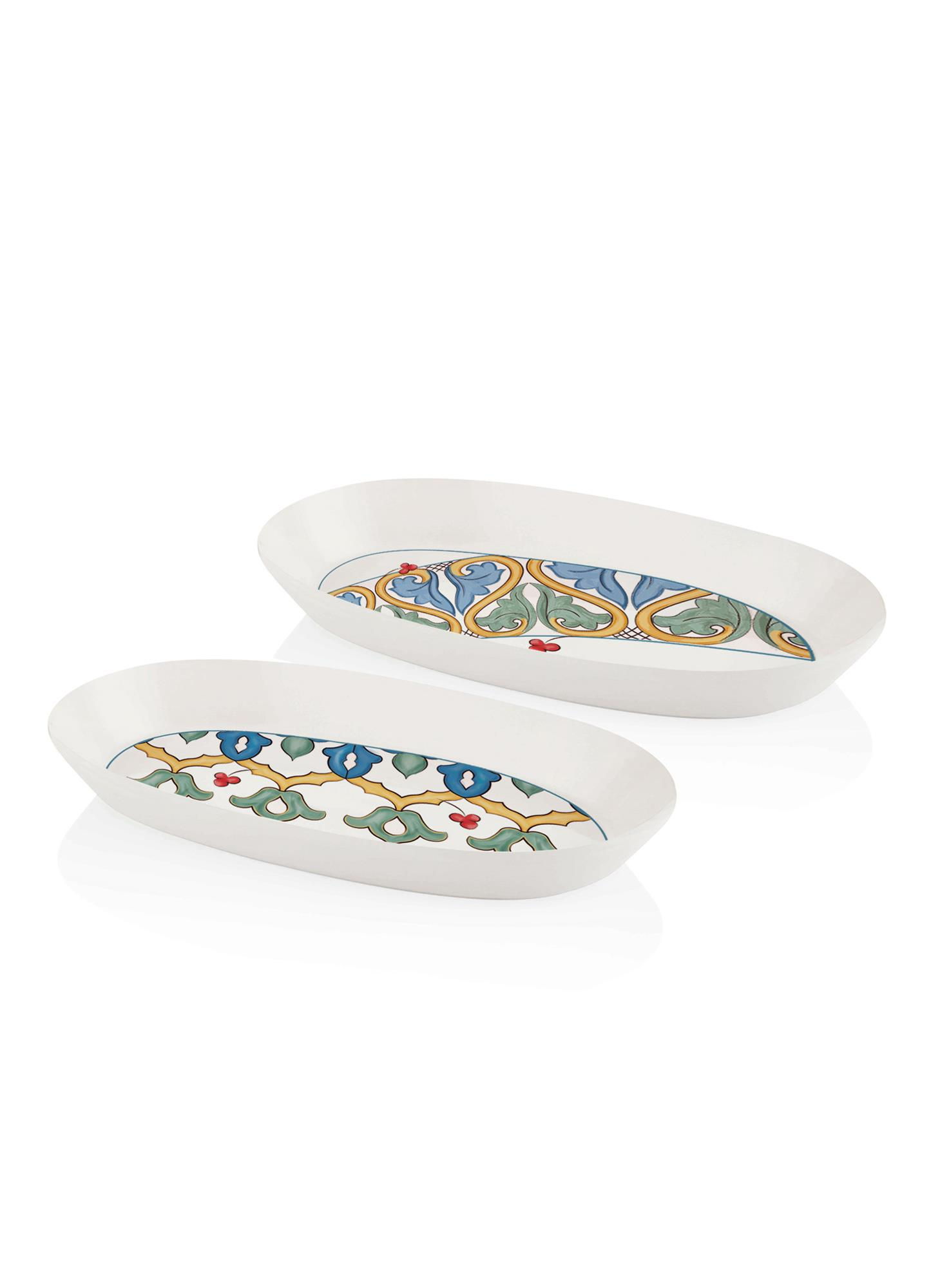 Mavi, sarı ve yeşil çiçek desenli iki beyaz oval servis tabağı.