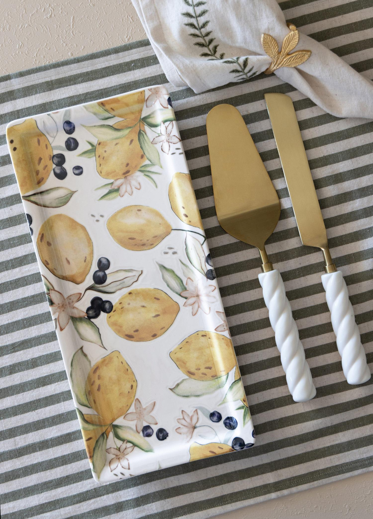 Limon desenli dikdörtgen servis tabağı, yanında pasta servis spatulası ve bıçağı.