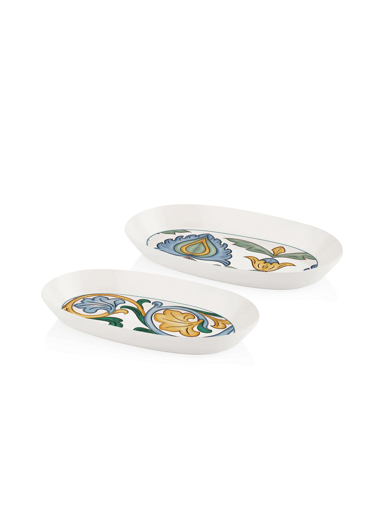 Mavi, sarı ve yeşil çiçek desenli iki oval beyaz tabak.