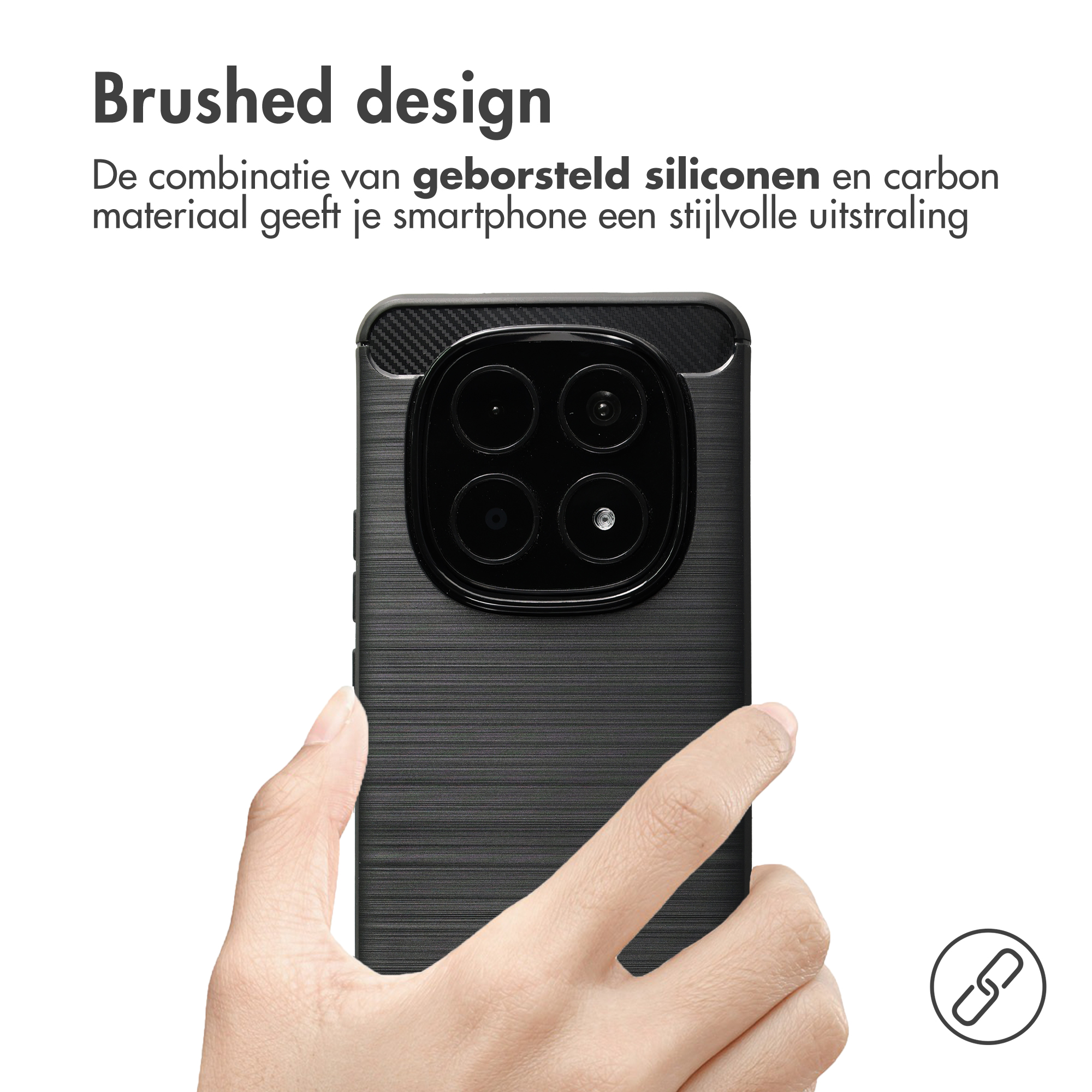 Une main tient un téléphone noir au design brossé avec quatre caméras.