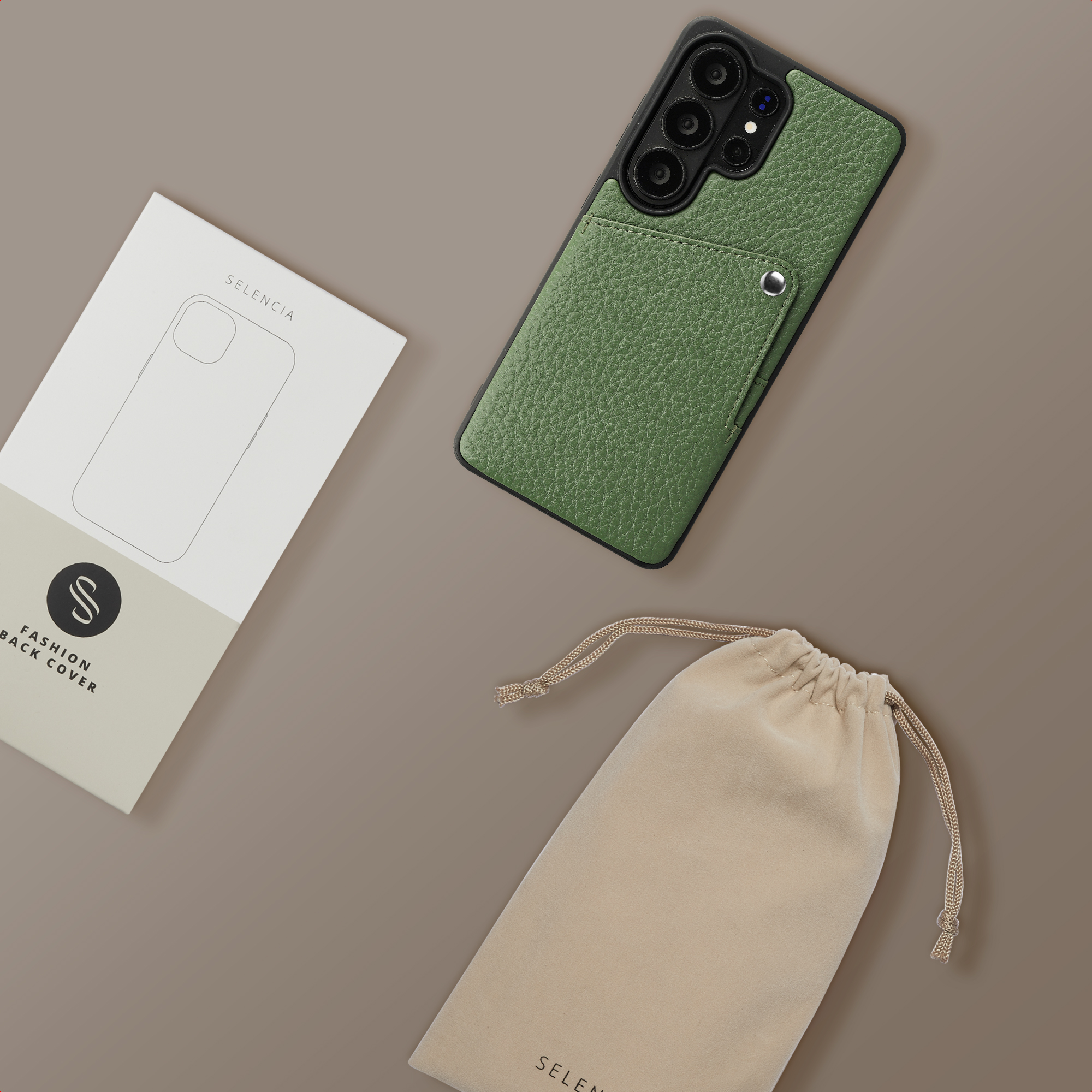 Coque de téléphone verte avec porte-cartes à côté de l'emballage et de la pochette.