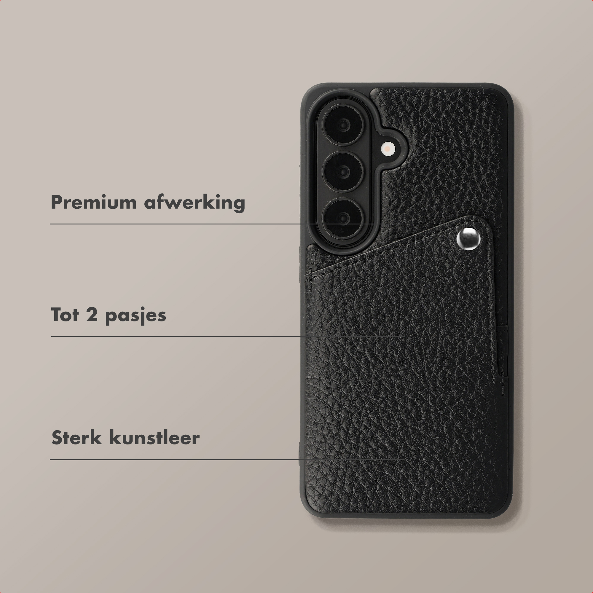 Étui noir en cuir avec découpe caméra et fente pour carte. Finition premium.