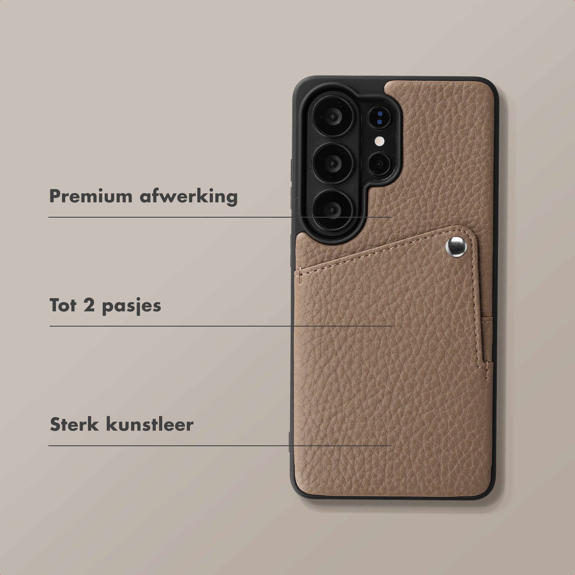 Étui de téléphone en cuir marron avec fente pour carte et découpe caméra.