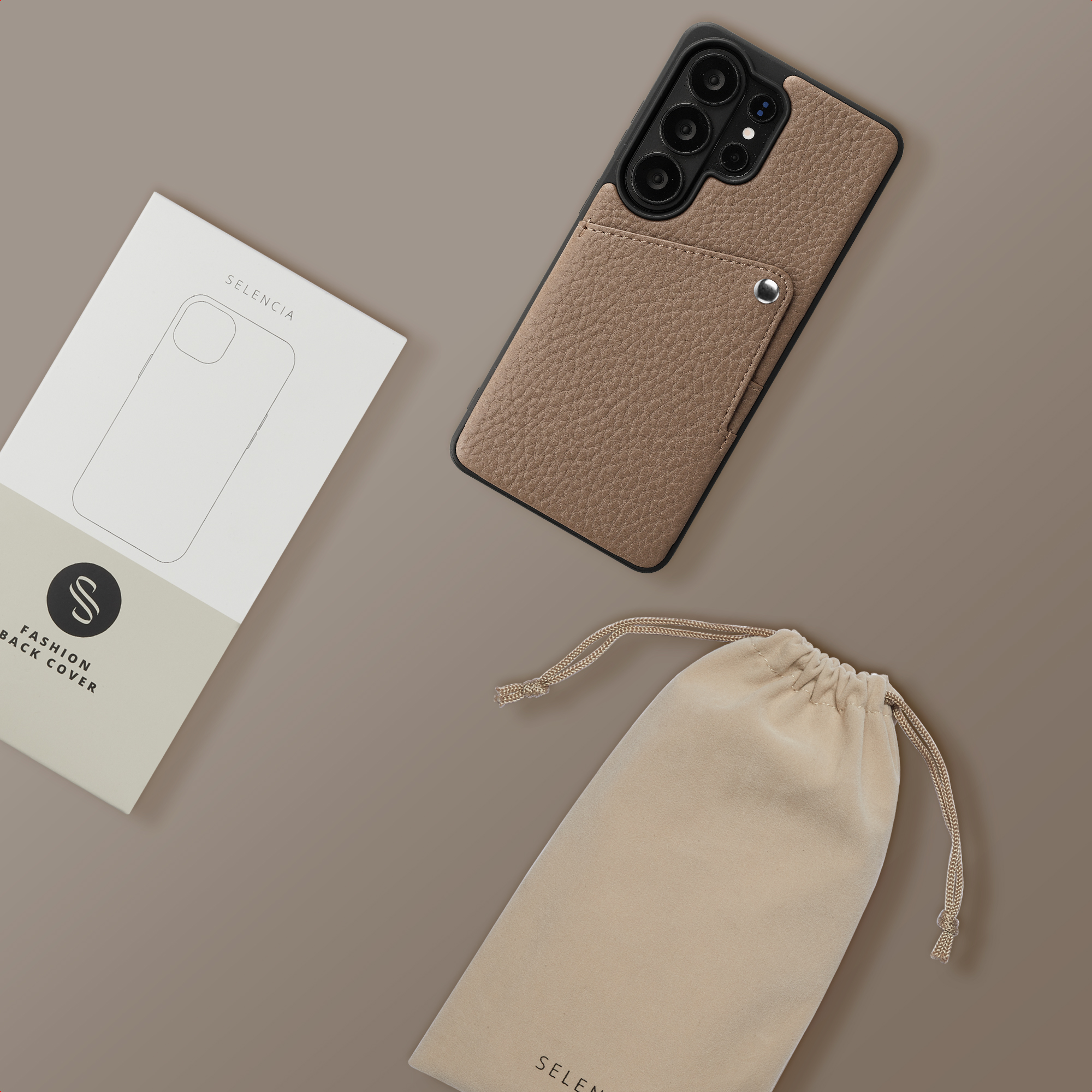 Coque de téléphone marron avec porte-cartes à côté de l'emballage et pochette.