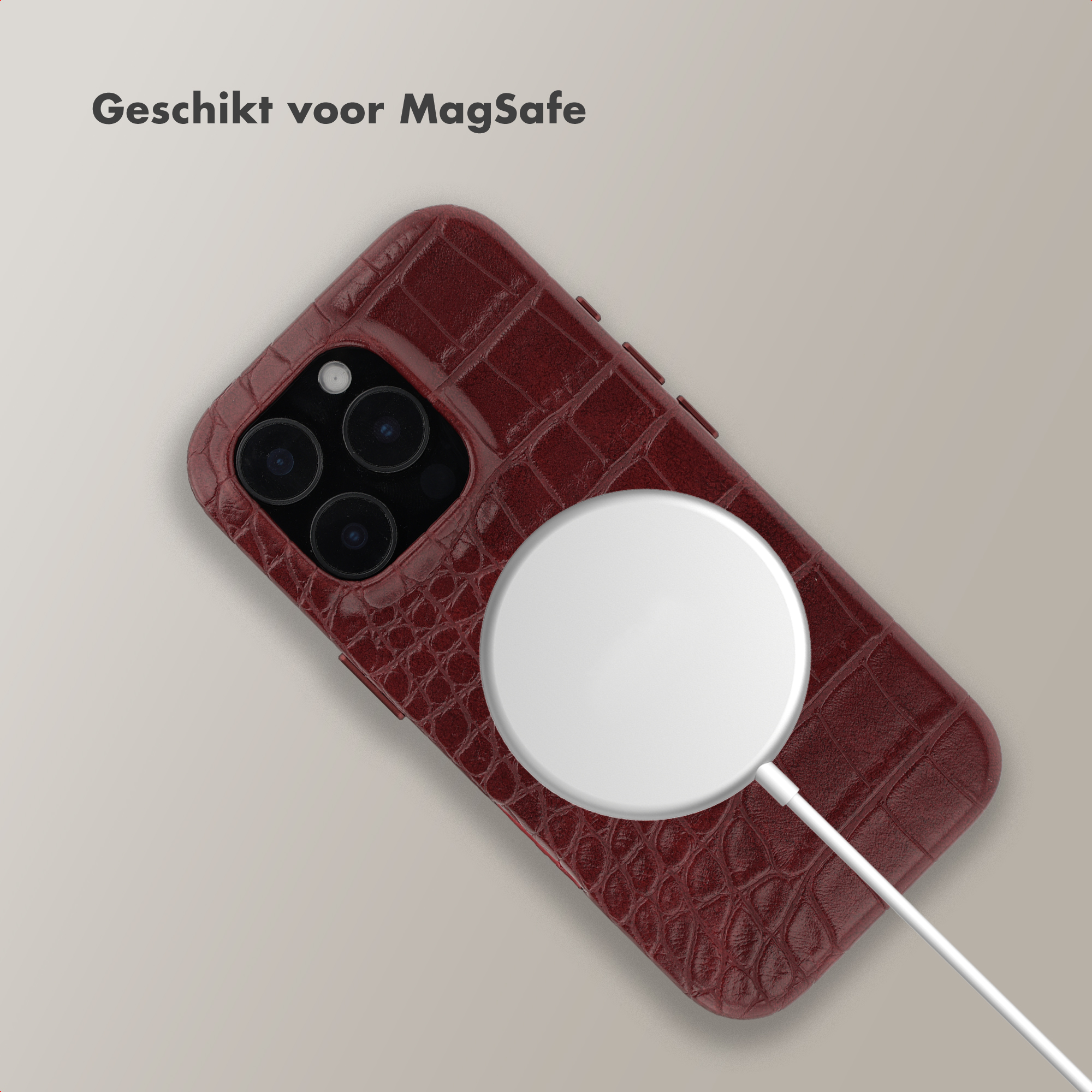 Coque de téléphone rouge en cuir de crocodile avec chargeur MagSafe connecté.