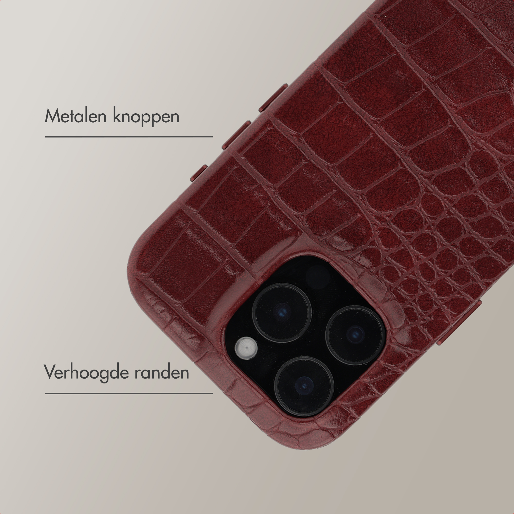 Coque de téléphone rouge en cuir de crocodile avec découpe caméra.