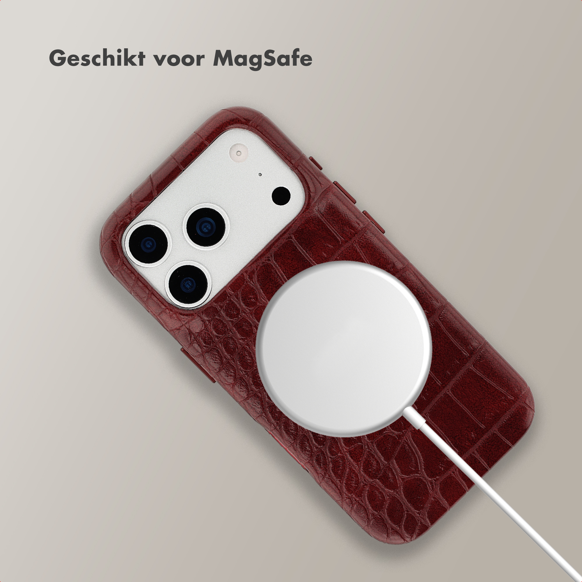 Rotes Krokodilleder-iPhone mit MagSafe-Ladegerät und Kabel.