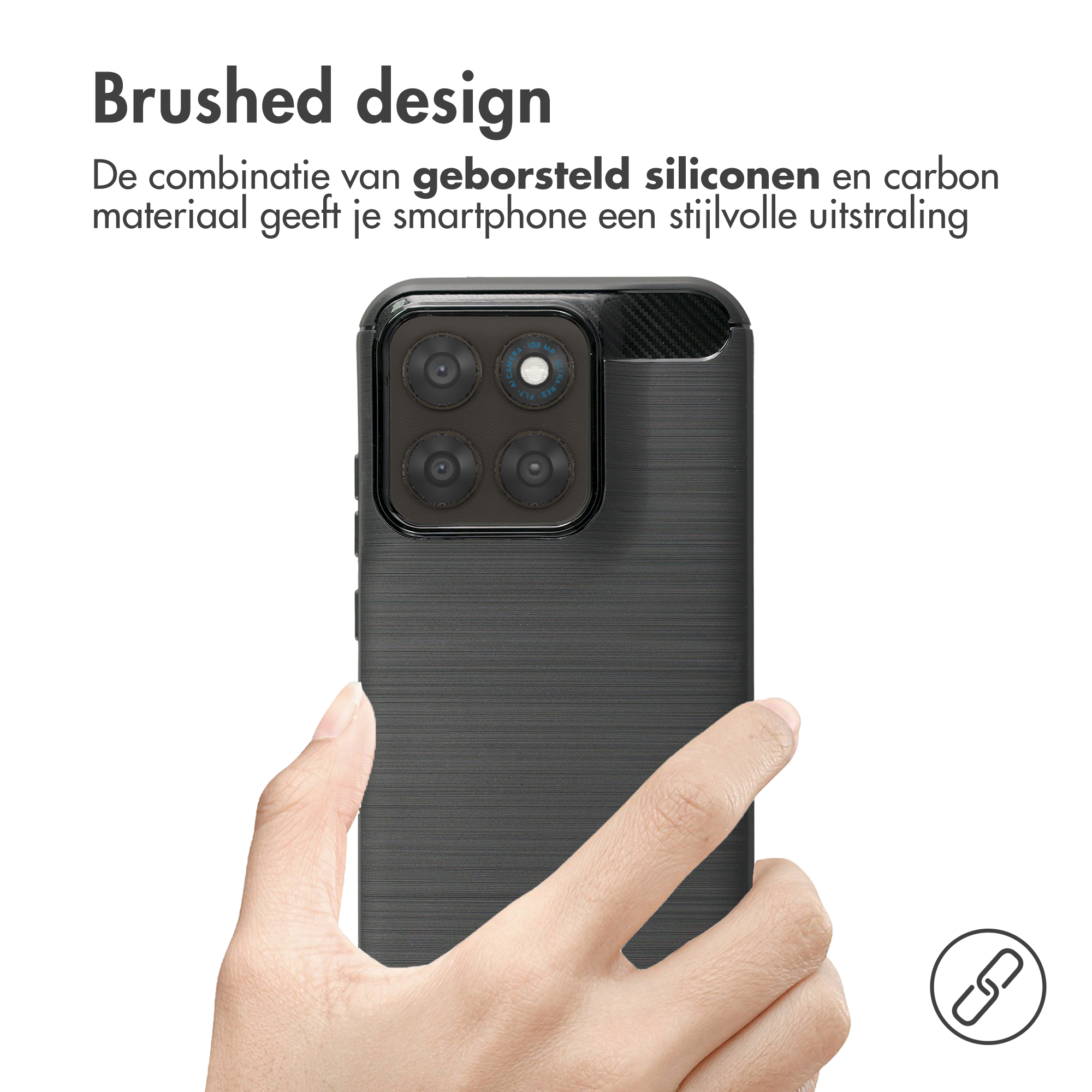 Een hand houdt een zwarte telefoon vast met geborsteld design en vier camera's.