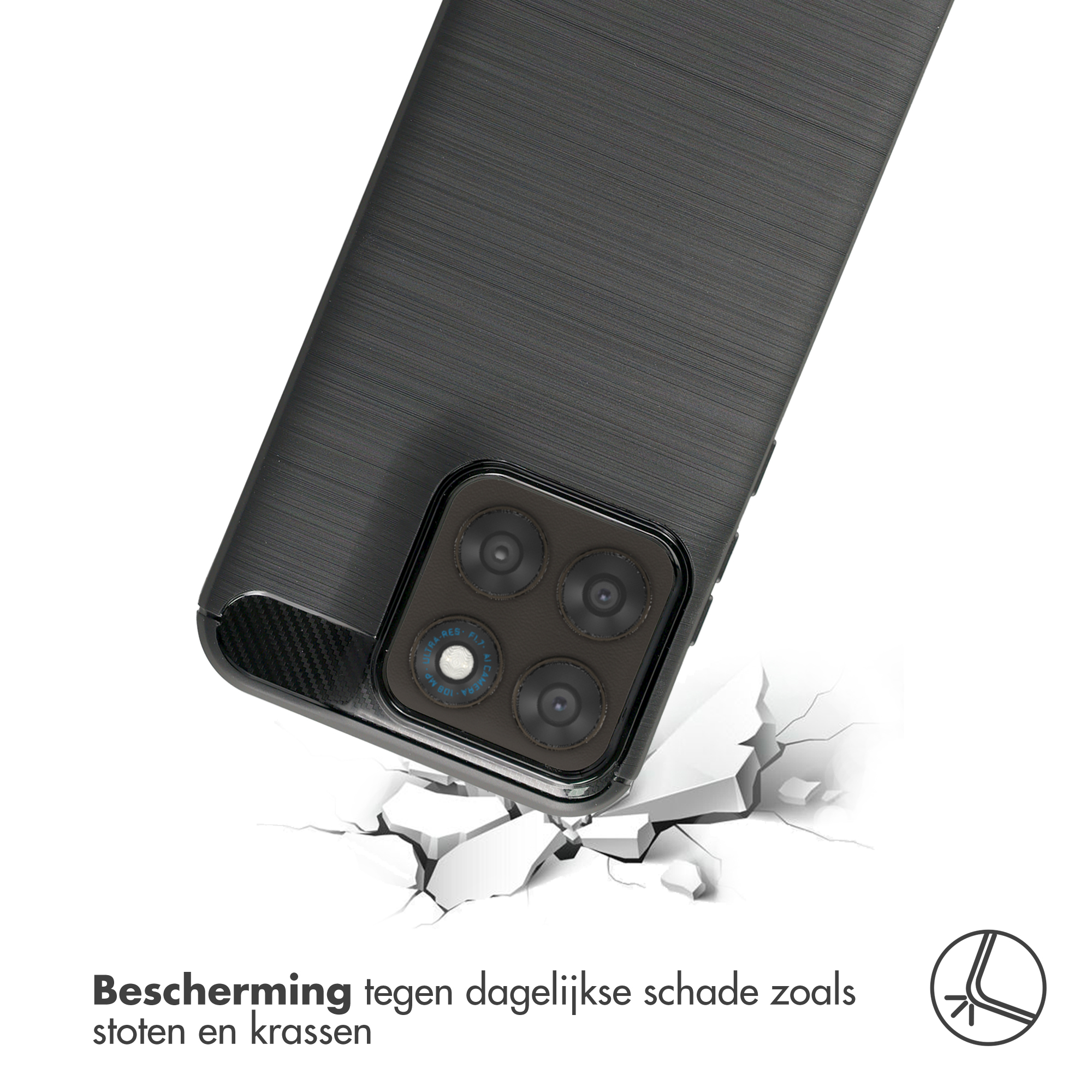 Donkergrijze telefoonhoes met vier camera's valt op scheuren.