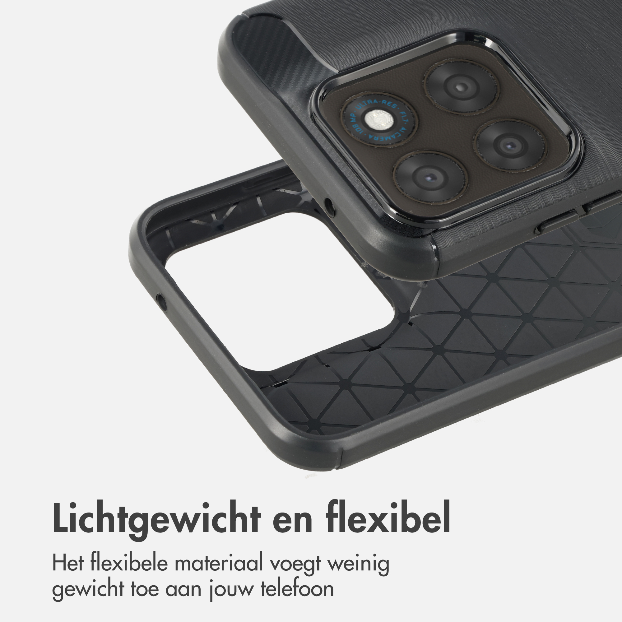 Zwarte telefoonhoes met vier cameralenzen en ruitpatroon aan de binnenkant.