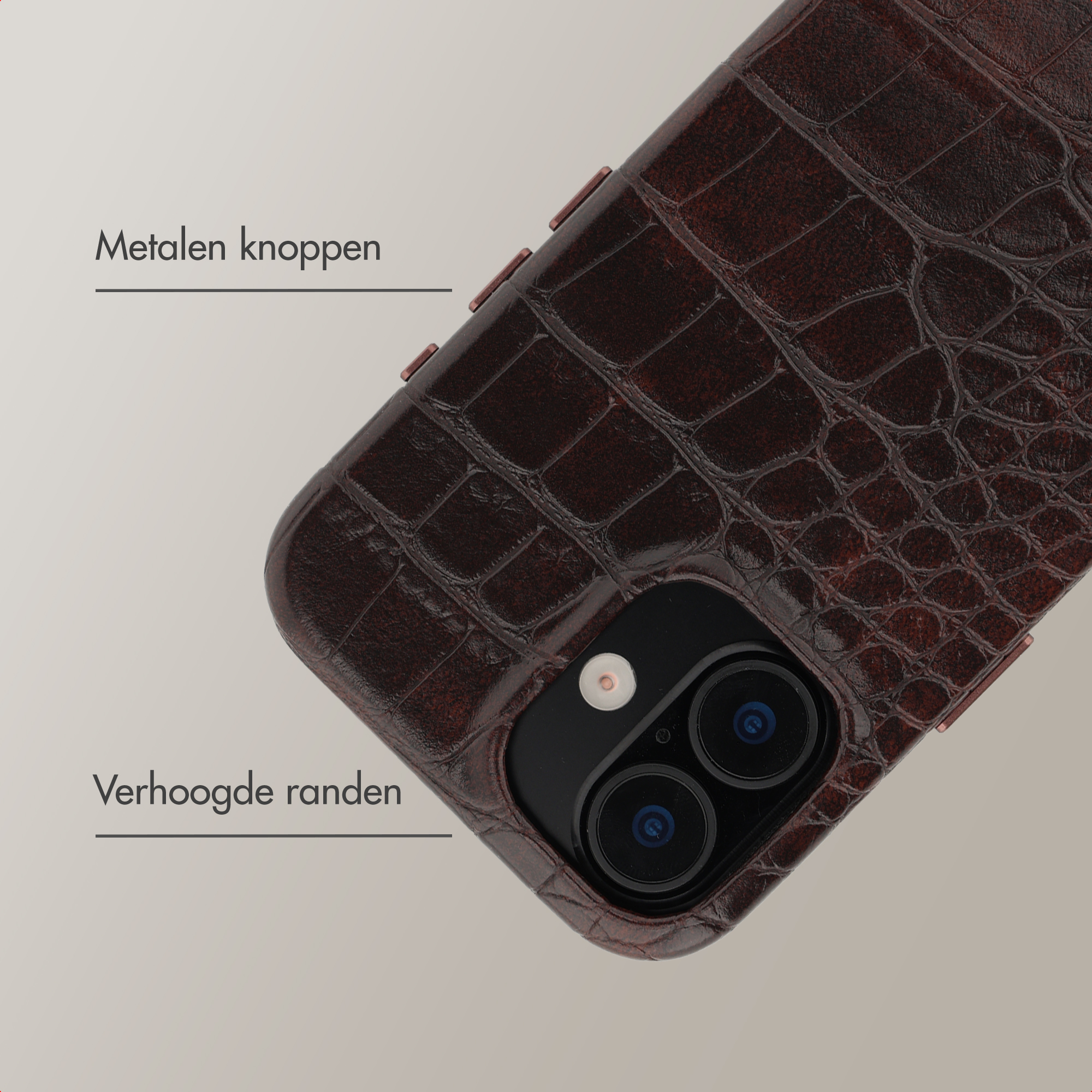 Donkerbruine krokodillenleren telefoonhoes met metalen knoppen en verhoogde randen.