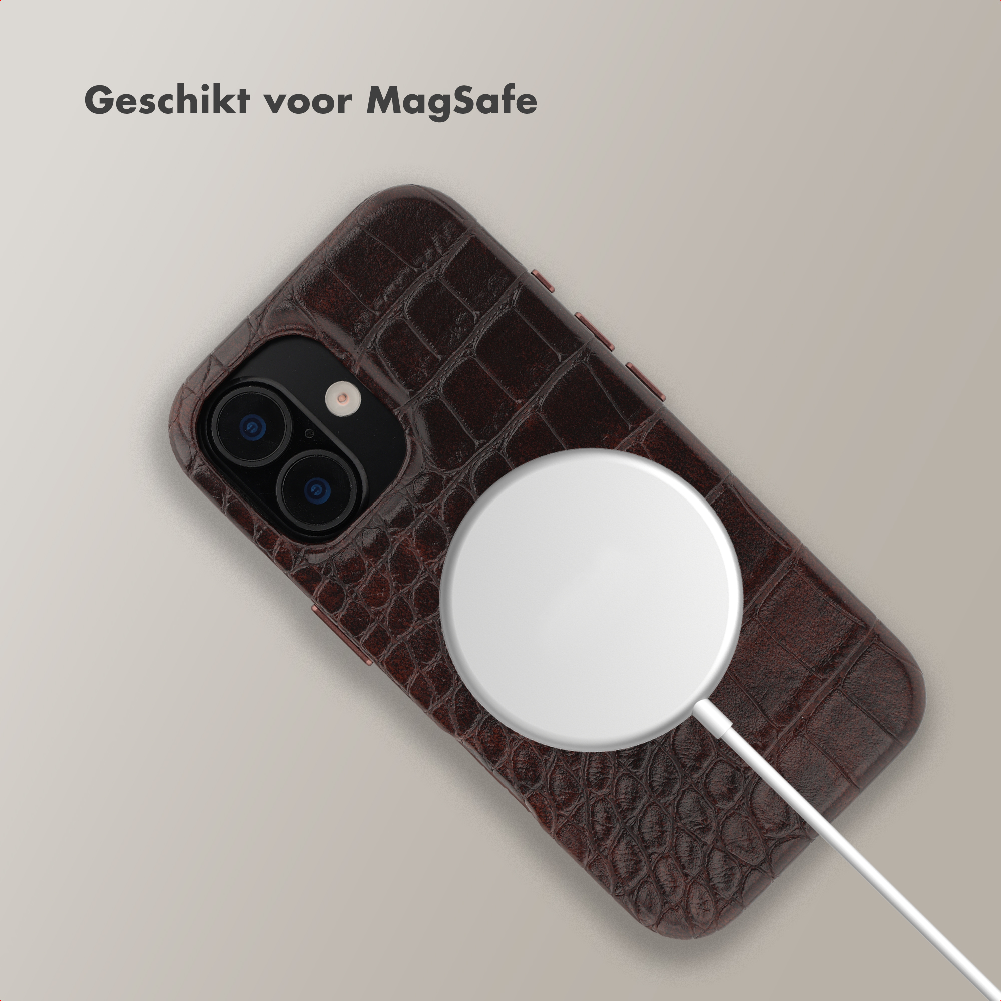 Bruine krokodillenleren iPhone hoes met MagSafe oplaadkabel.