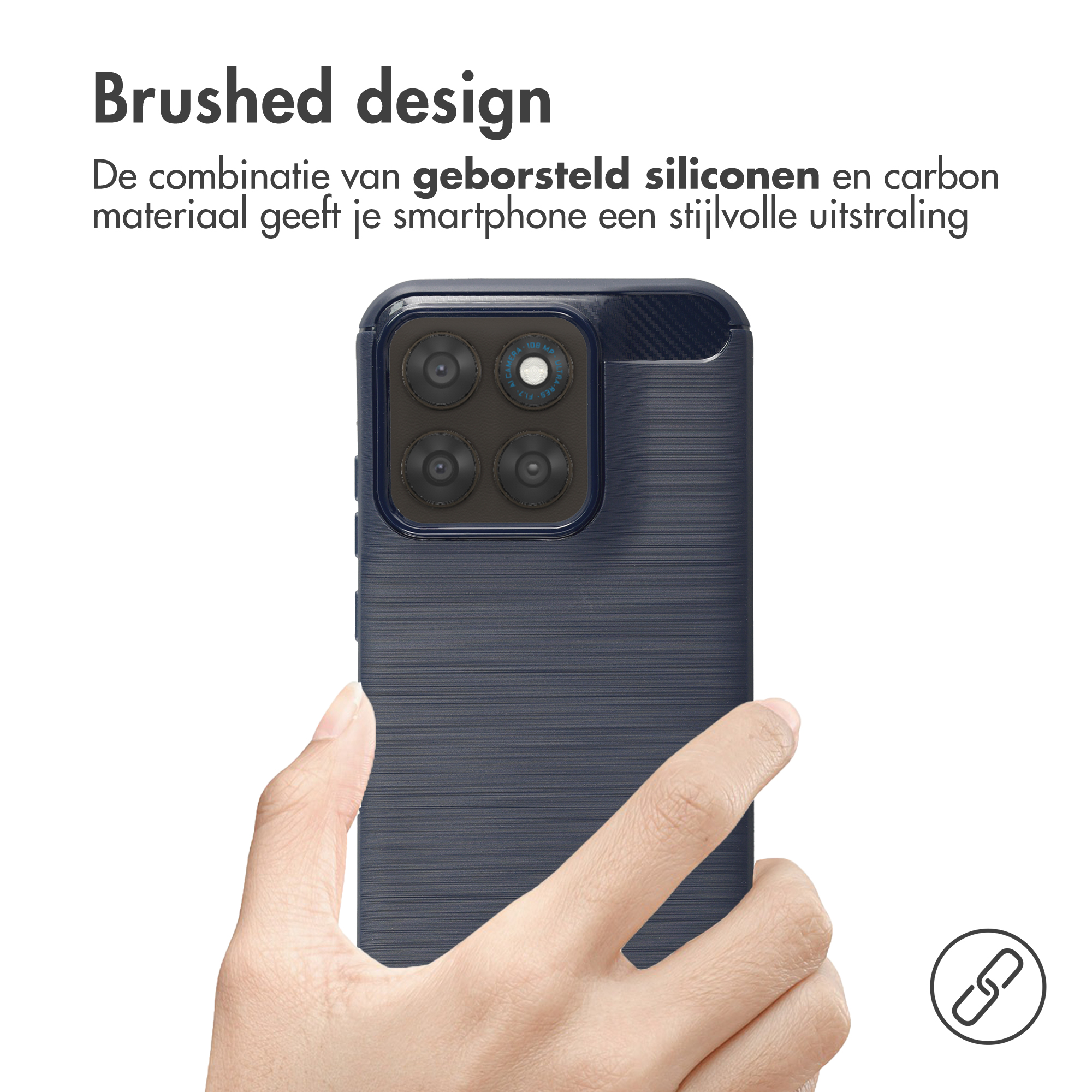 Een hand houdt een donkerblauwe telefoonhoes met geborsteld design en camera vast.