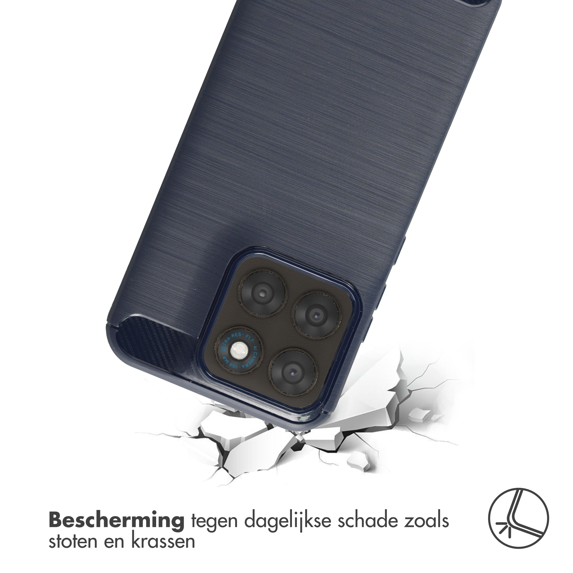 Een donkere smartphonehoes met vier camera's breekt door witte barrières.