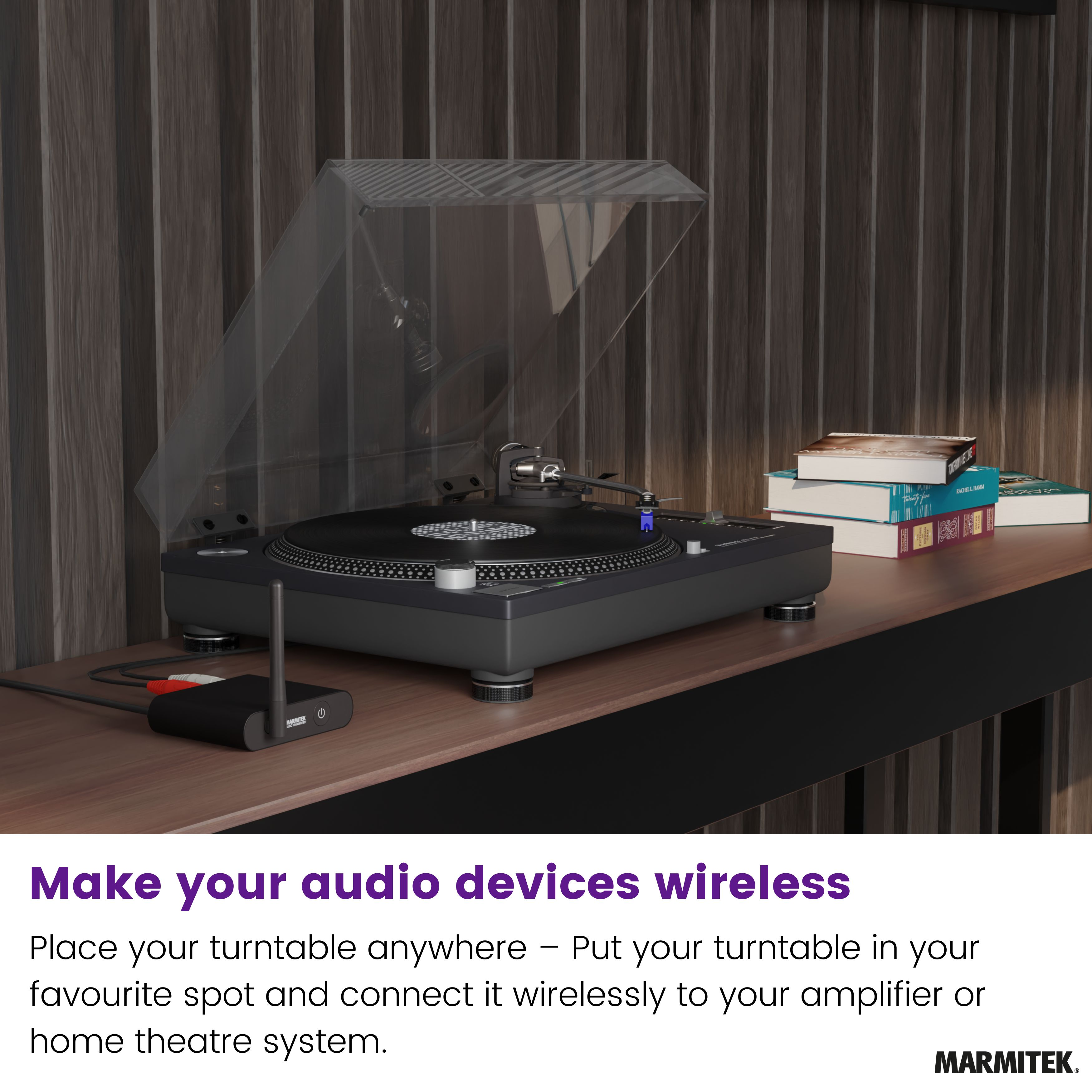 Platine vinyle noire avec capot transparent sur étagère en bois avec livres.