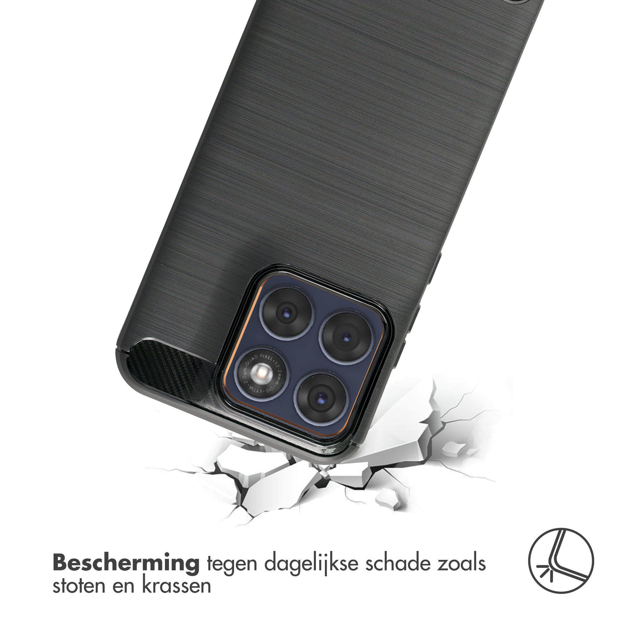 Zwarte telefoonhoes met vier camera's op gebroken grond.