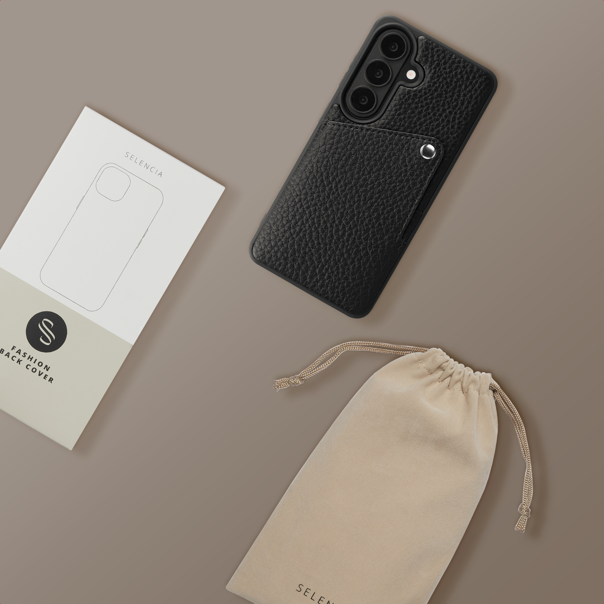Coque de téléphone noire avec appareils photo et pochette sur fond brun.