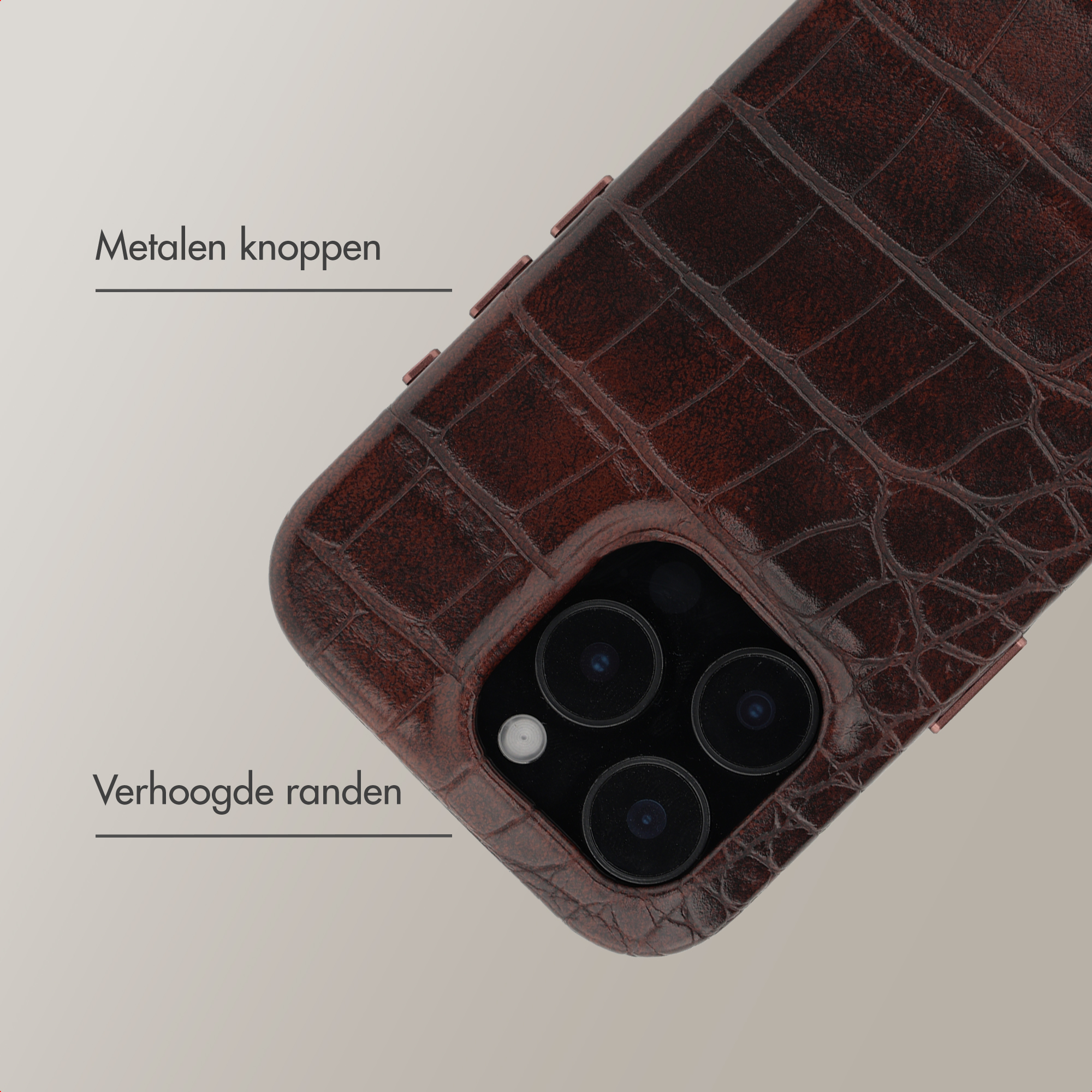 Bruine krokodillenleren telefoonhoes met metalen knoppen en verhoogde randen.