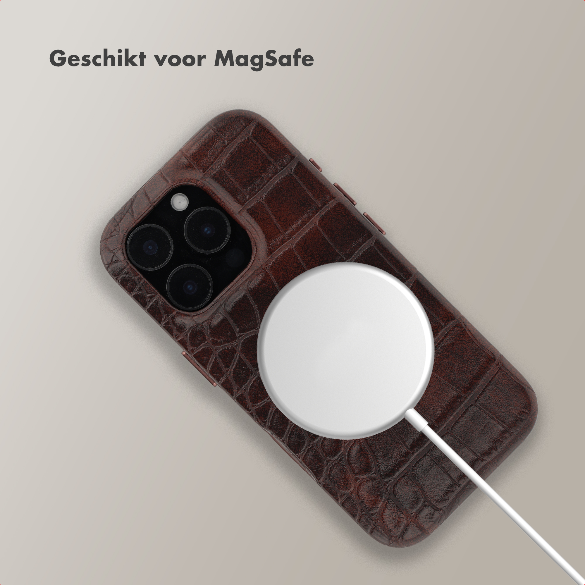 Bruine krokodillenleren iPhone hoes met MagSafe oplader.