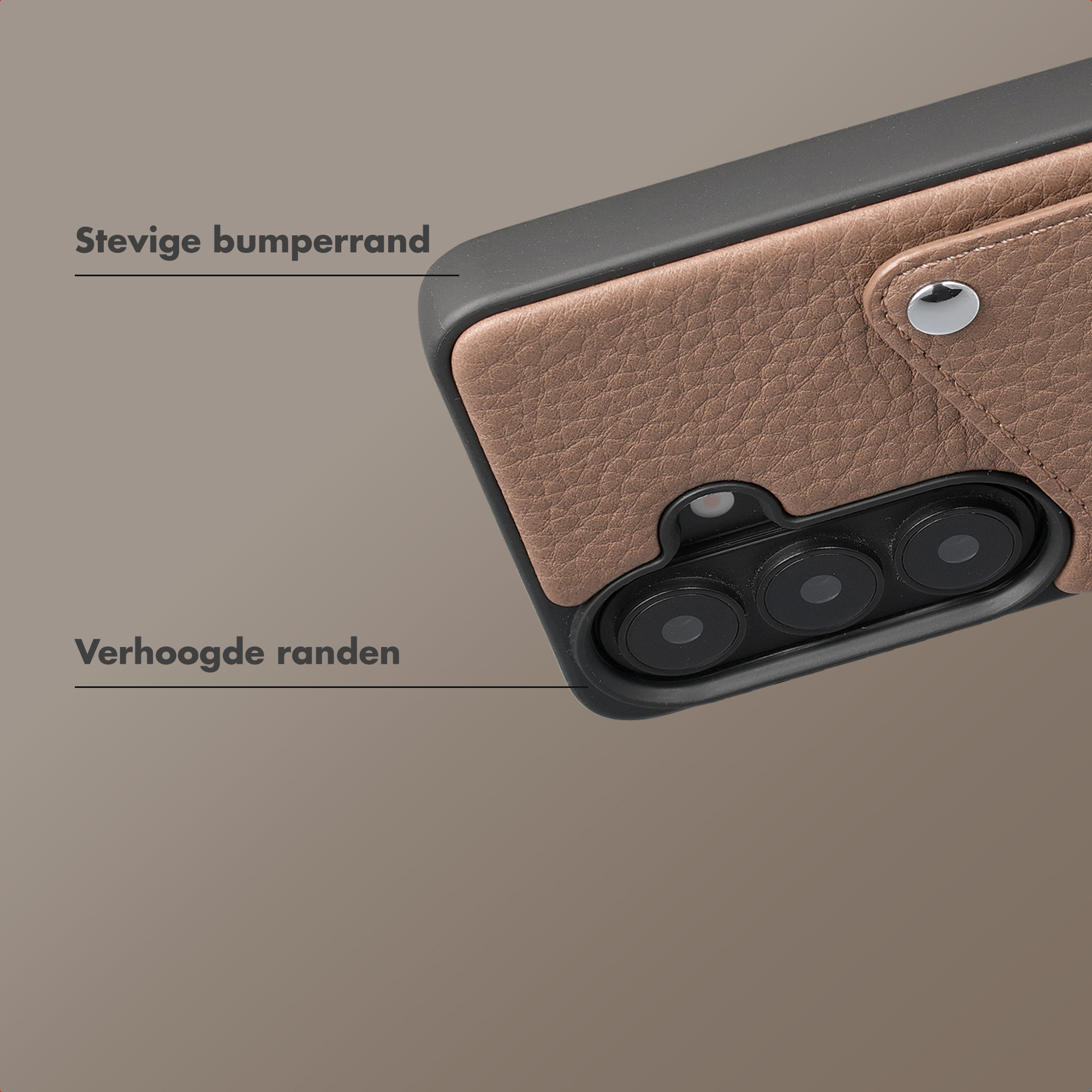 Bruine leren telefoonhoes met camera-uitsparing en zilveren knoop.