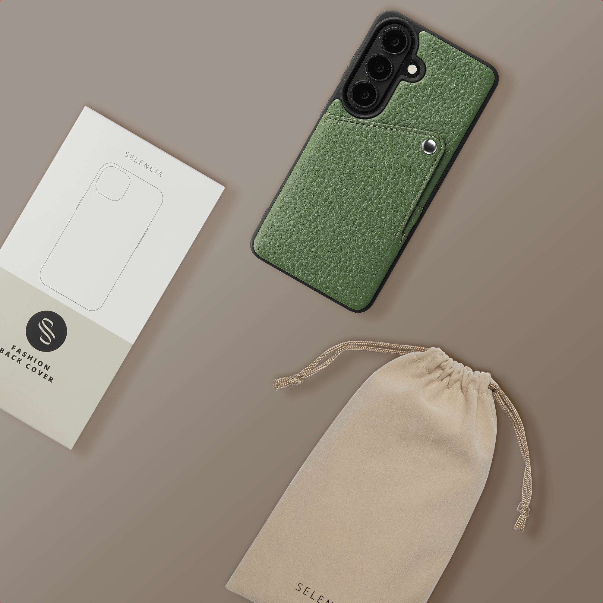 Groene telefoonhoes met kaartsleuf, verpakking en etui op bruine achtergrond.