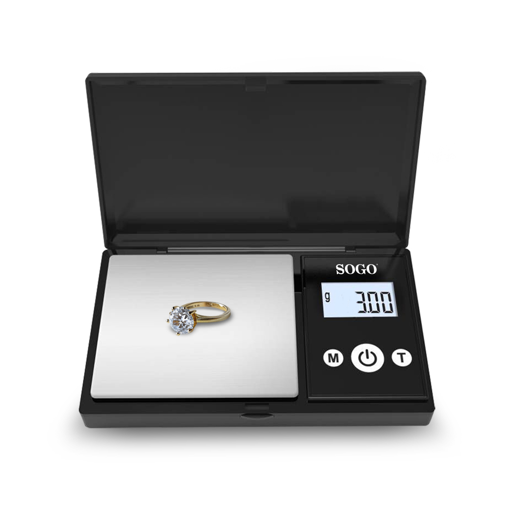Un anillo de oro con un diamante en una báscula digital.