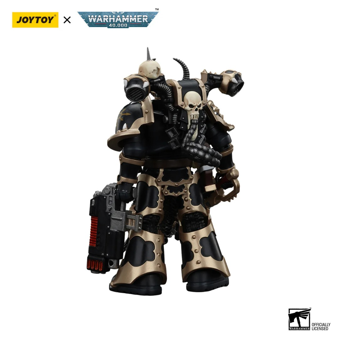 Czarno-złota figura Chaos Space Marine z bronią i detalami czaszki.