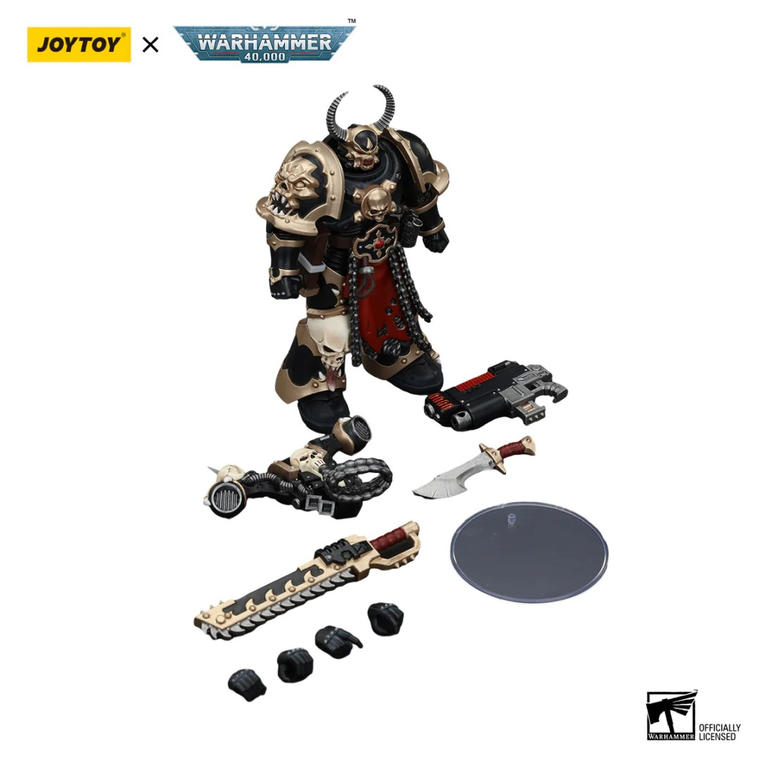 Figurka akcji Warhammer 40,000 z bronią i akcesoriami na białym tle.