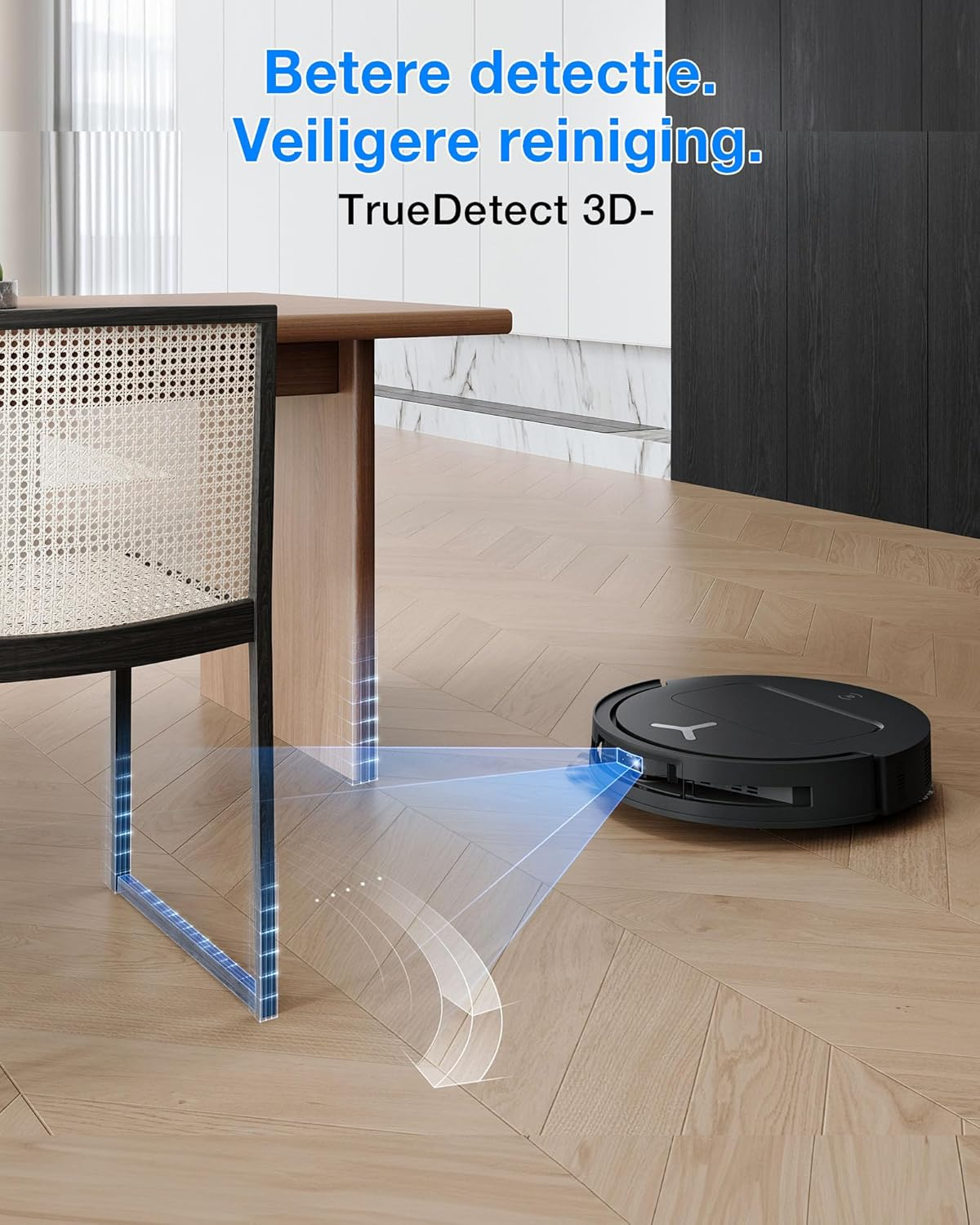 Un robot aspirateur noir avec écran de capteur bleu navigue sur un plancher en bois.