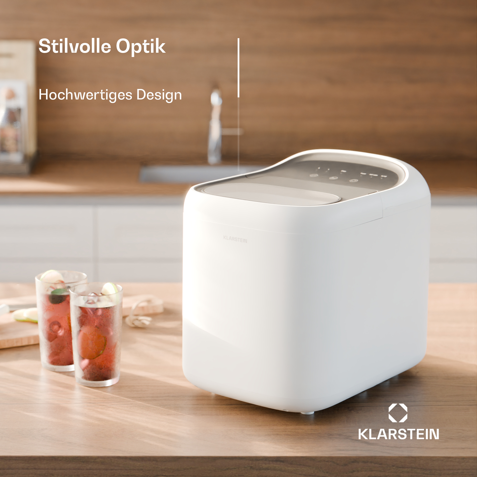 Eine weiße Eismaschine steht auf einem Holztisch neben zwei Gläsern mit Getränken.