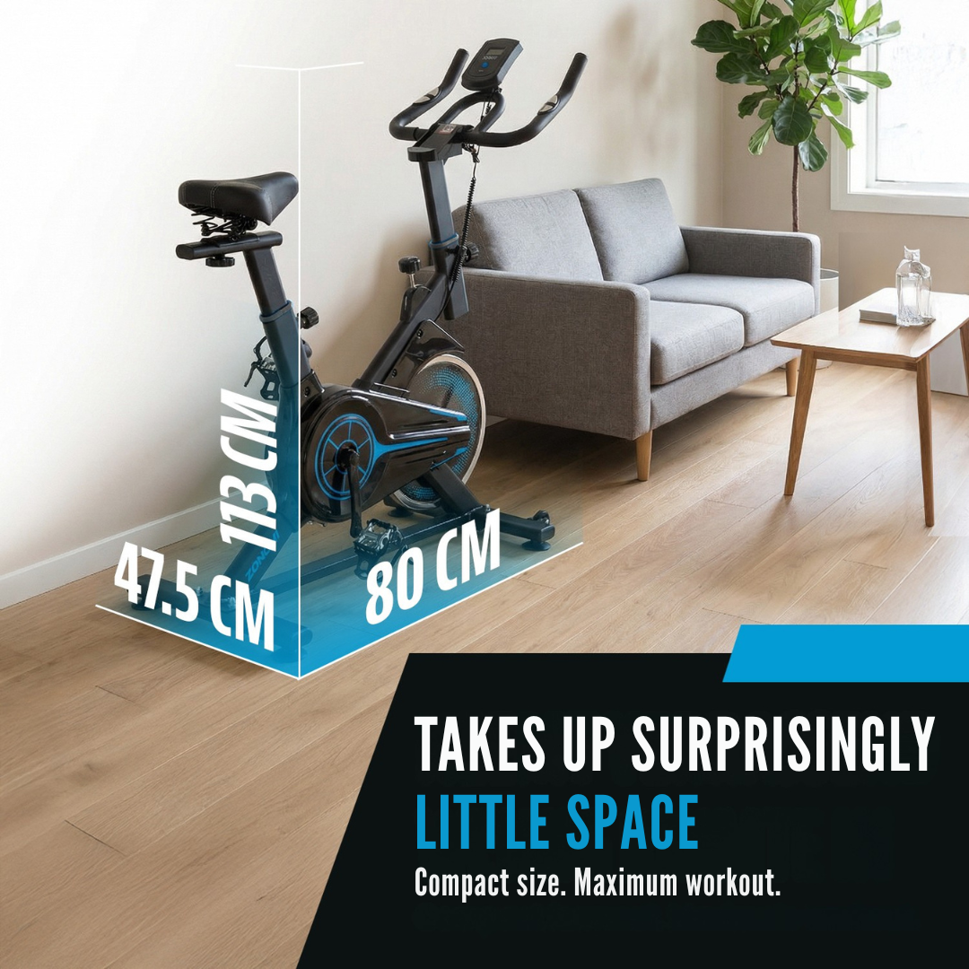 Hometrainer met afmetingen 113x47,5x80cm in een woonkamer.