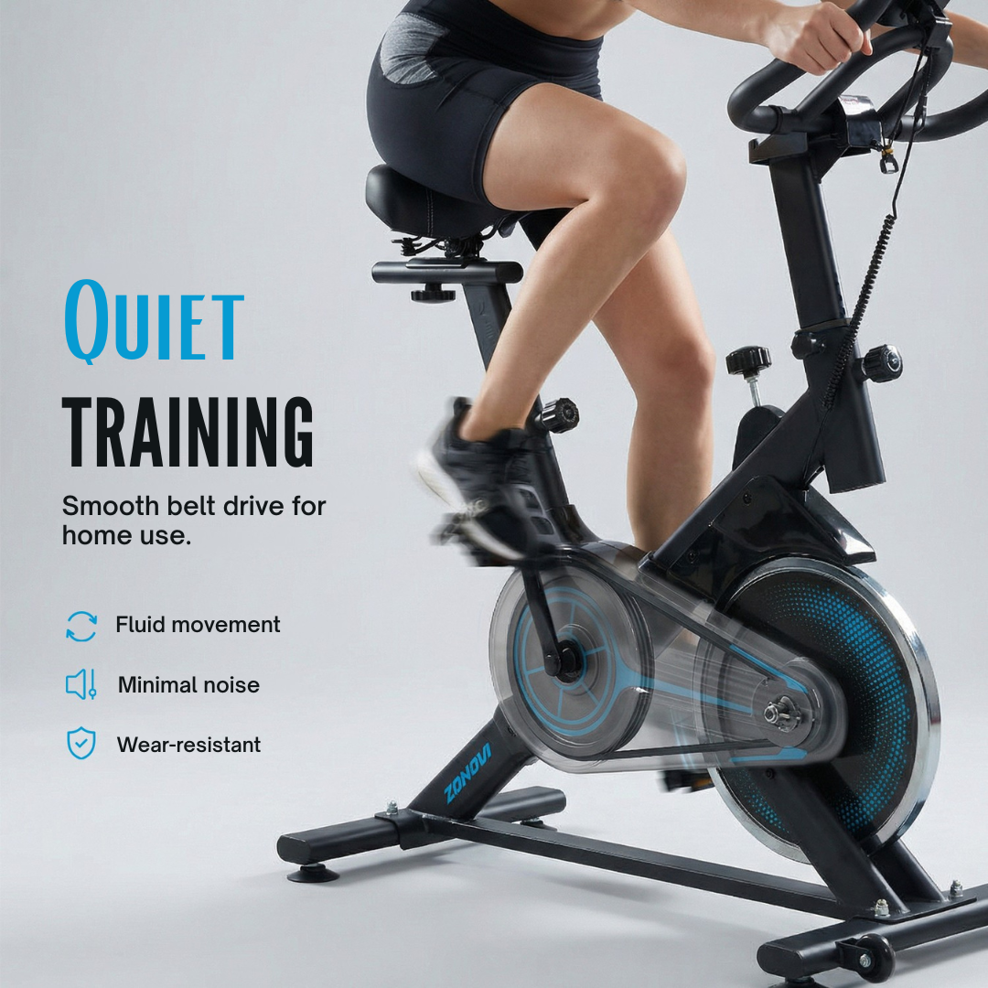 Een persoon traint op een zwarte hometrainer met blauwe accenten.