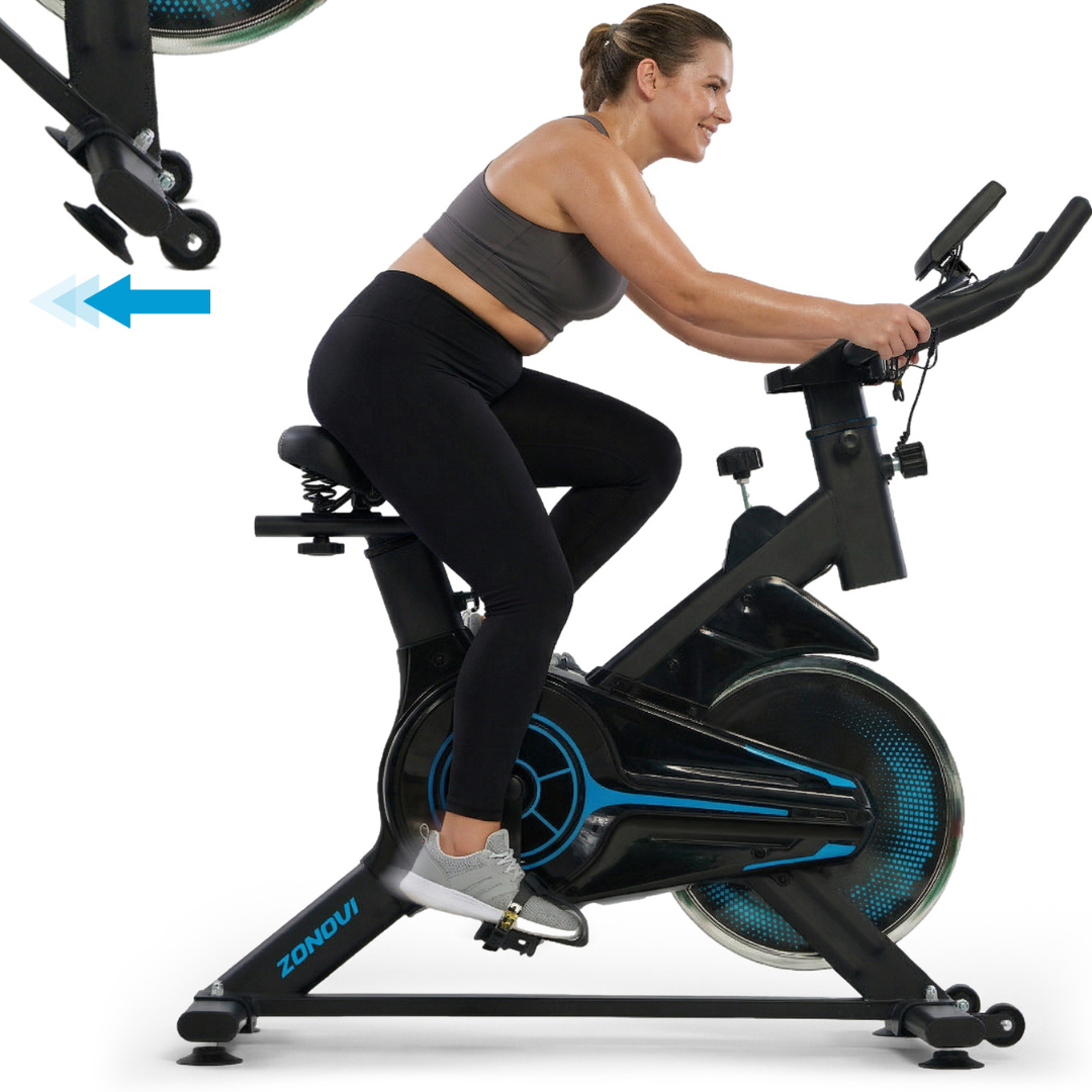 Een vrouw traint op een zwarte hometrainer met blauwe accenten.
