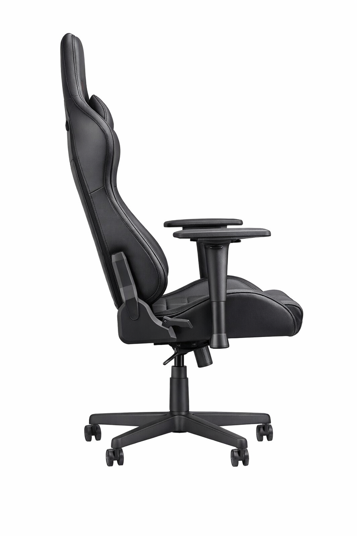 Silla gamer negra de lado con reposabrazos ajustables y ruedas.