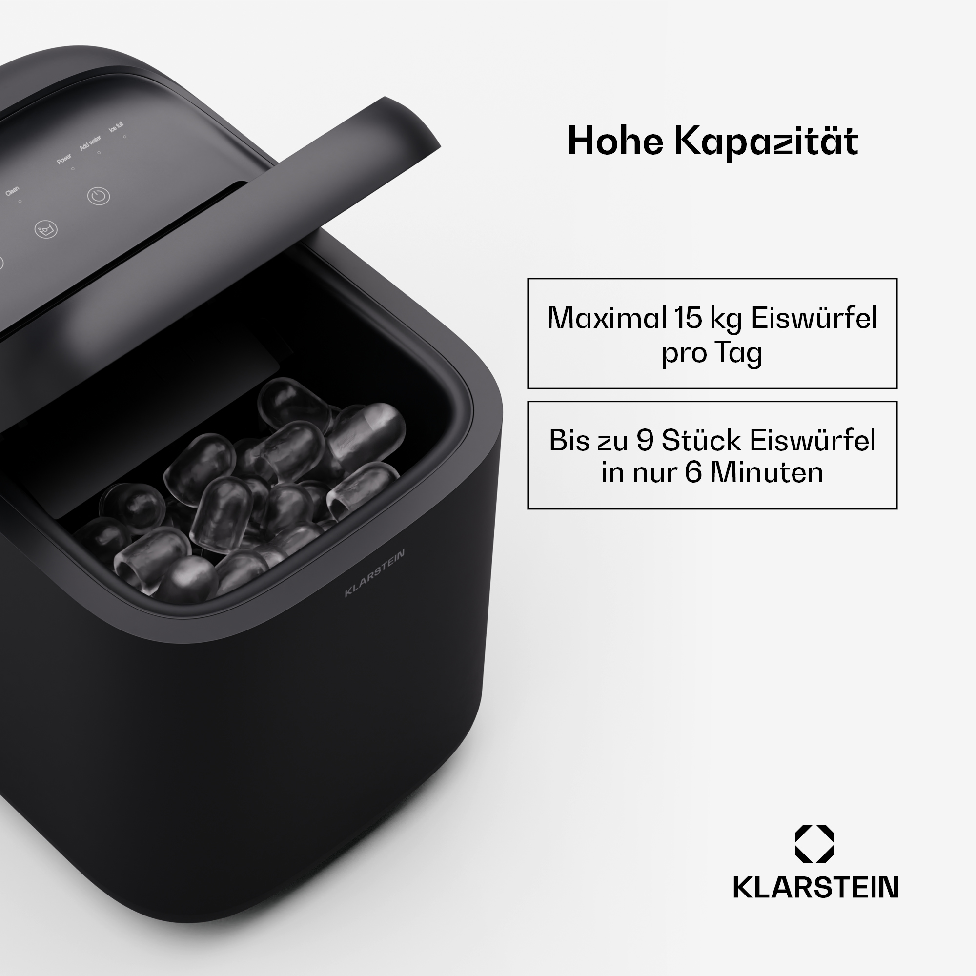Schwarzer Eiswürfelbereiter mit offenem Deckel und Eiswürfeln im Inneren.