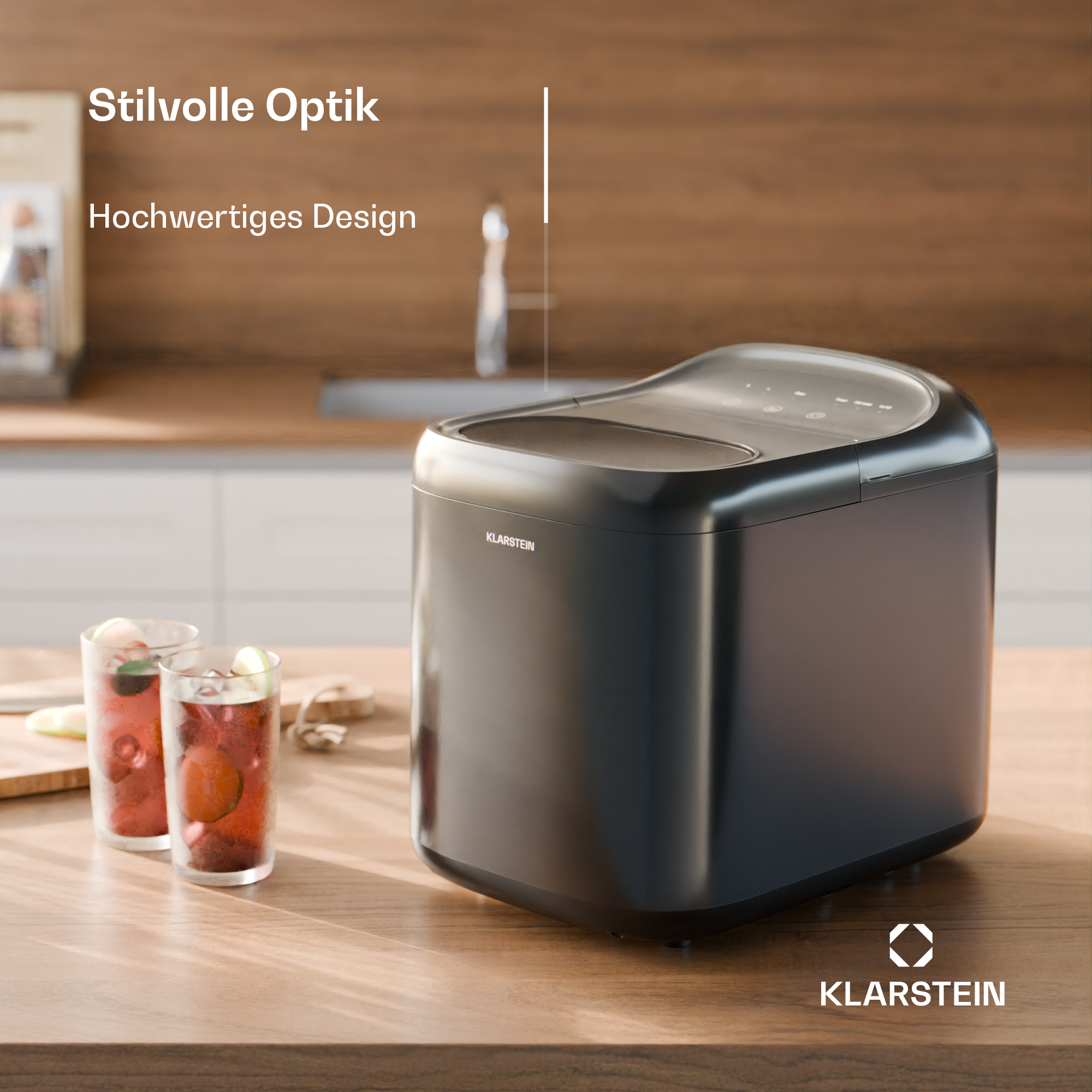 Ein schwarzes Klarstein-Gerät steht auf einem Holztisch neben zwei Gläsern mit rotem Getränk.