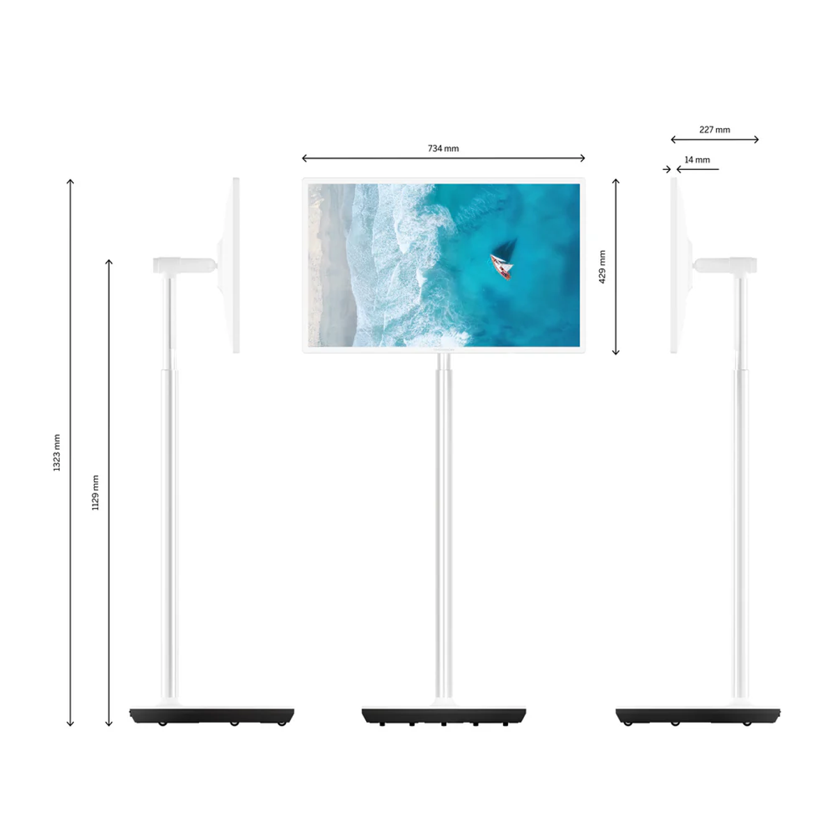 Supporto da pavimento bianco con TV sottile che mostra una barca a vela su acqua blu. Dimensioni indicate.