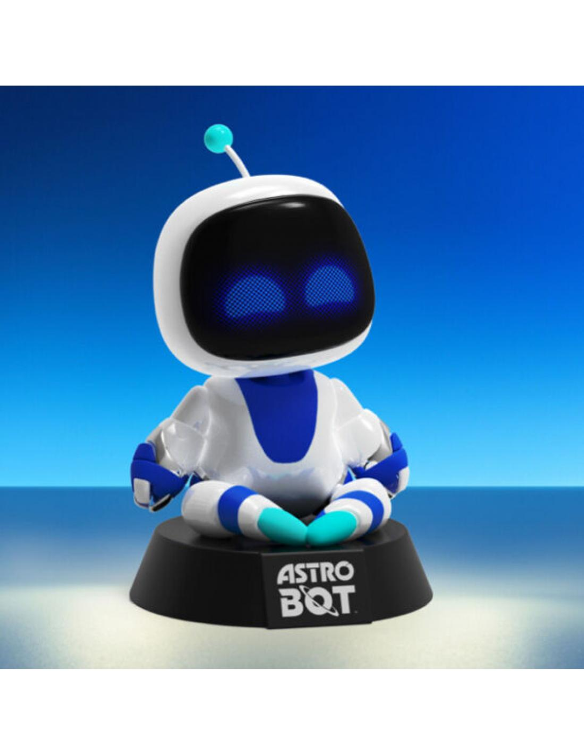 Astro Bot siedzi w pozie medytacyjnej na czarnej podstawie na tle niebieskiego nieba.