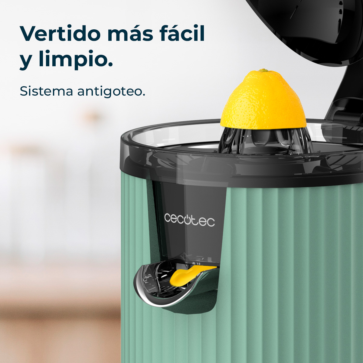 Spremiagrumi verde con mezzo limone in cima e un beccuccio.