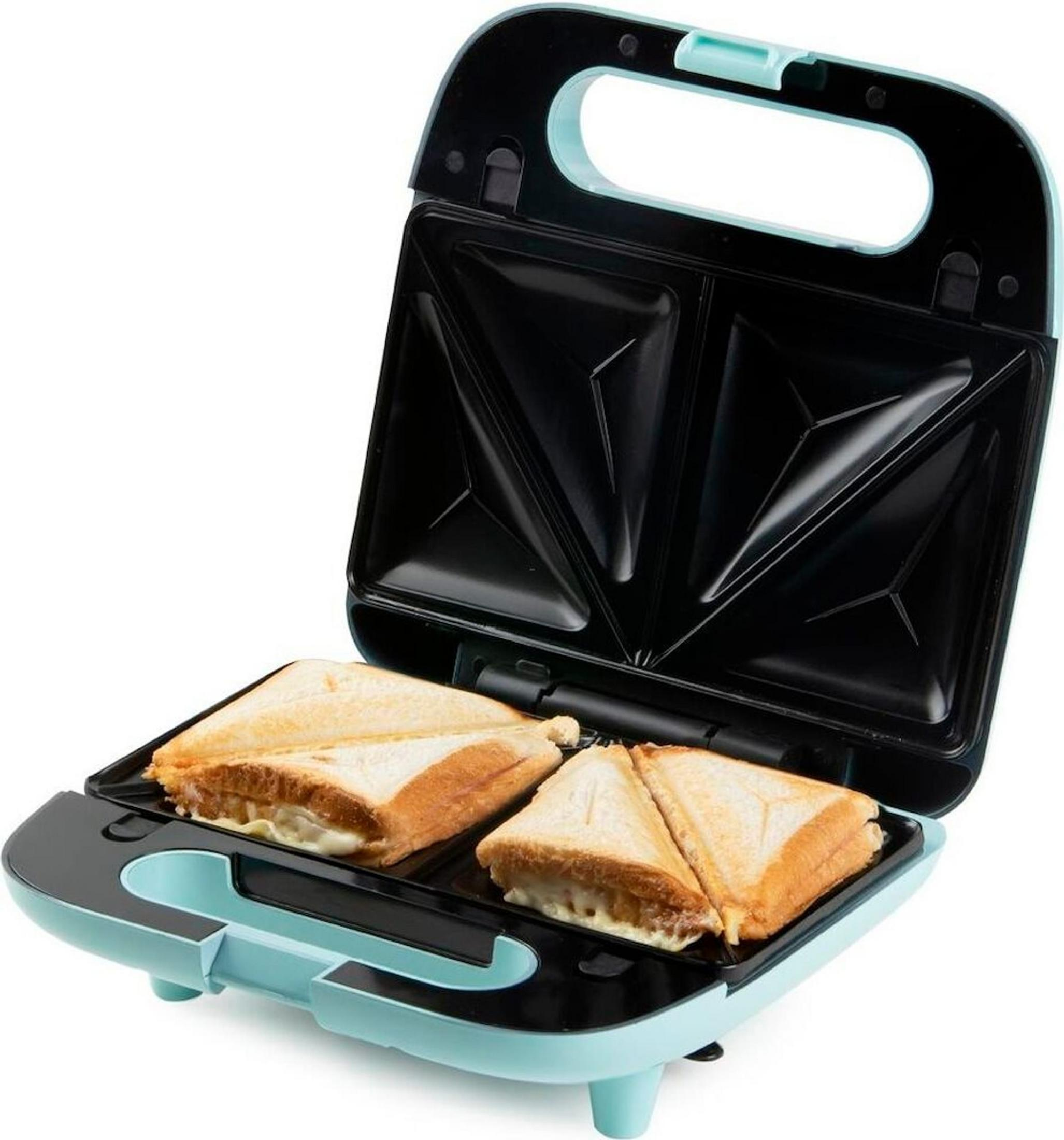 Una piastra per sandwich aperta verde menta con quattro sandwich triangolari dorati.