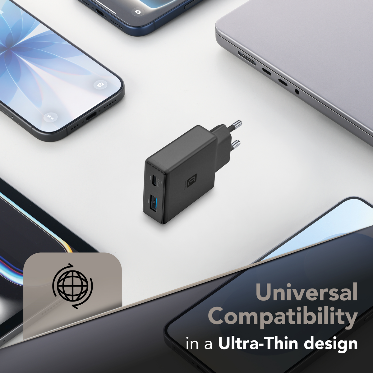 Ein schwarzer USB-C-Ladestecker mit mehreren Anschlüssen, umgeben von Smartphones und einem Laptop.