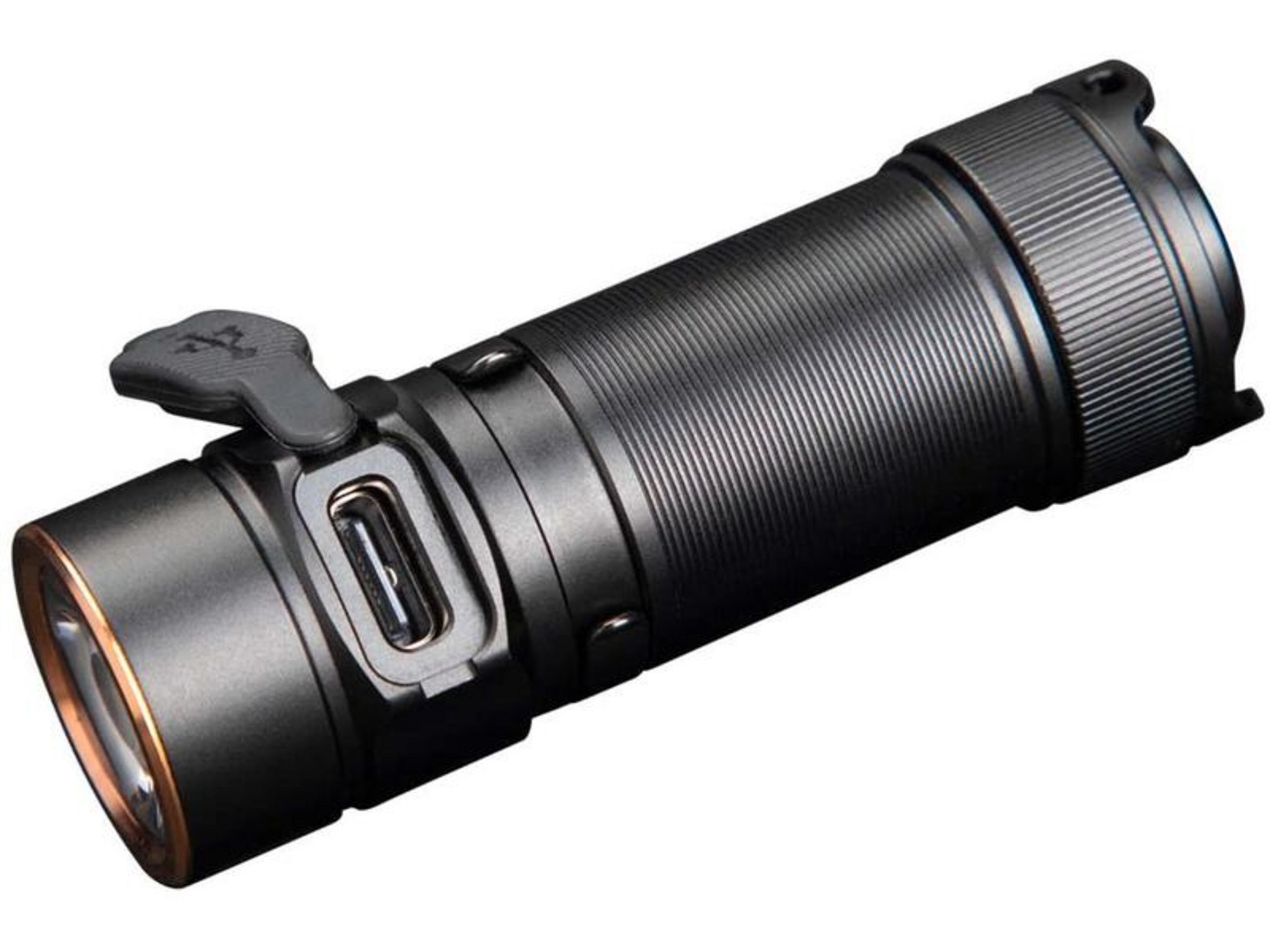 Lampe de poche noire avec port USB-C et lunette en cuivre.