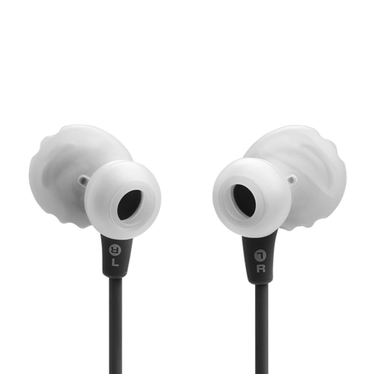Due auricolari bianchi in-ear con cavi neri, contrassegnati L e R.