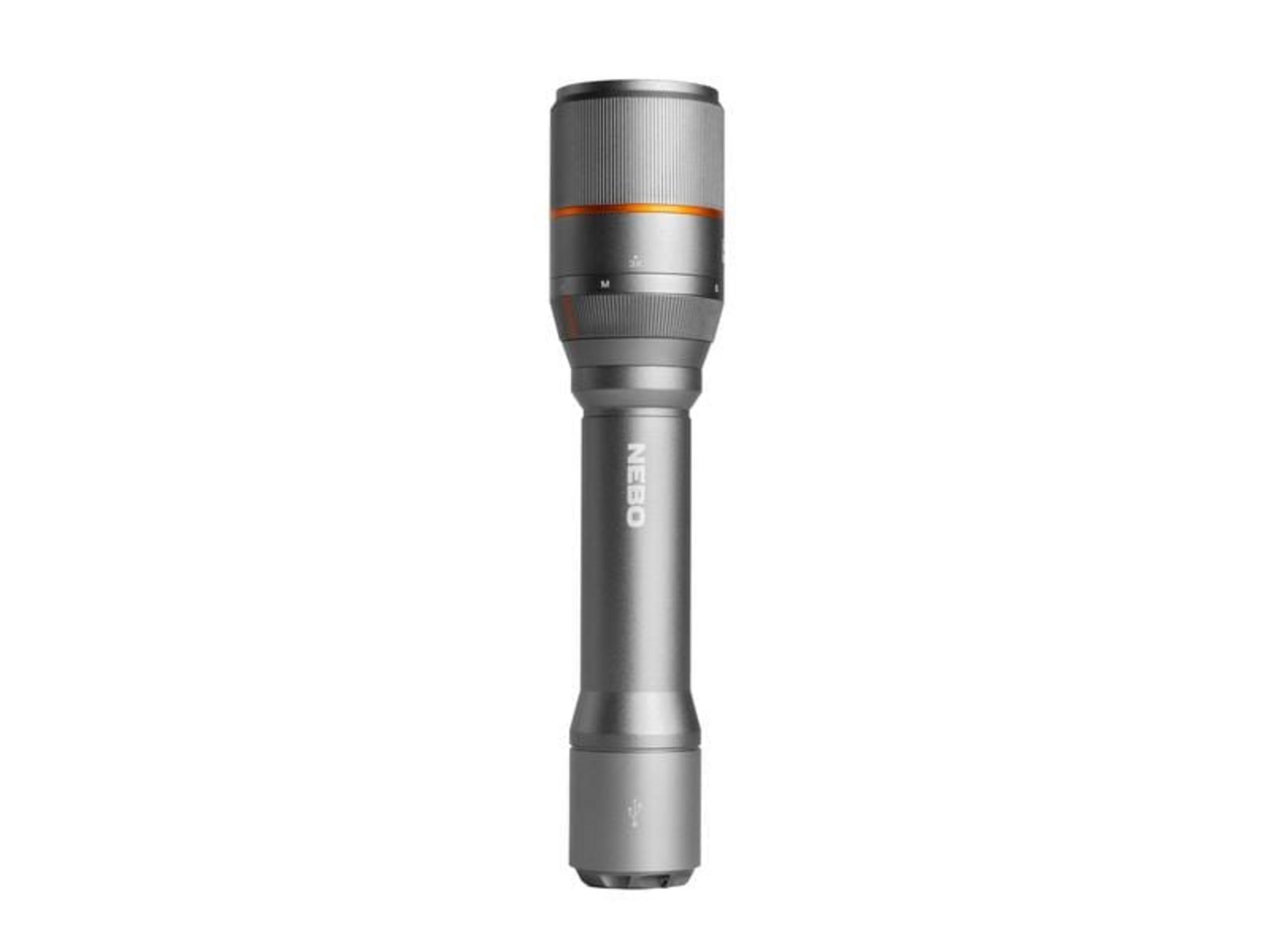 Ein graues Nebo-Taschenlampenmodell mit orangefarbenem Akzent und USB-Anschluss.