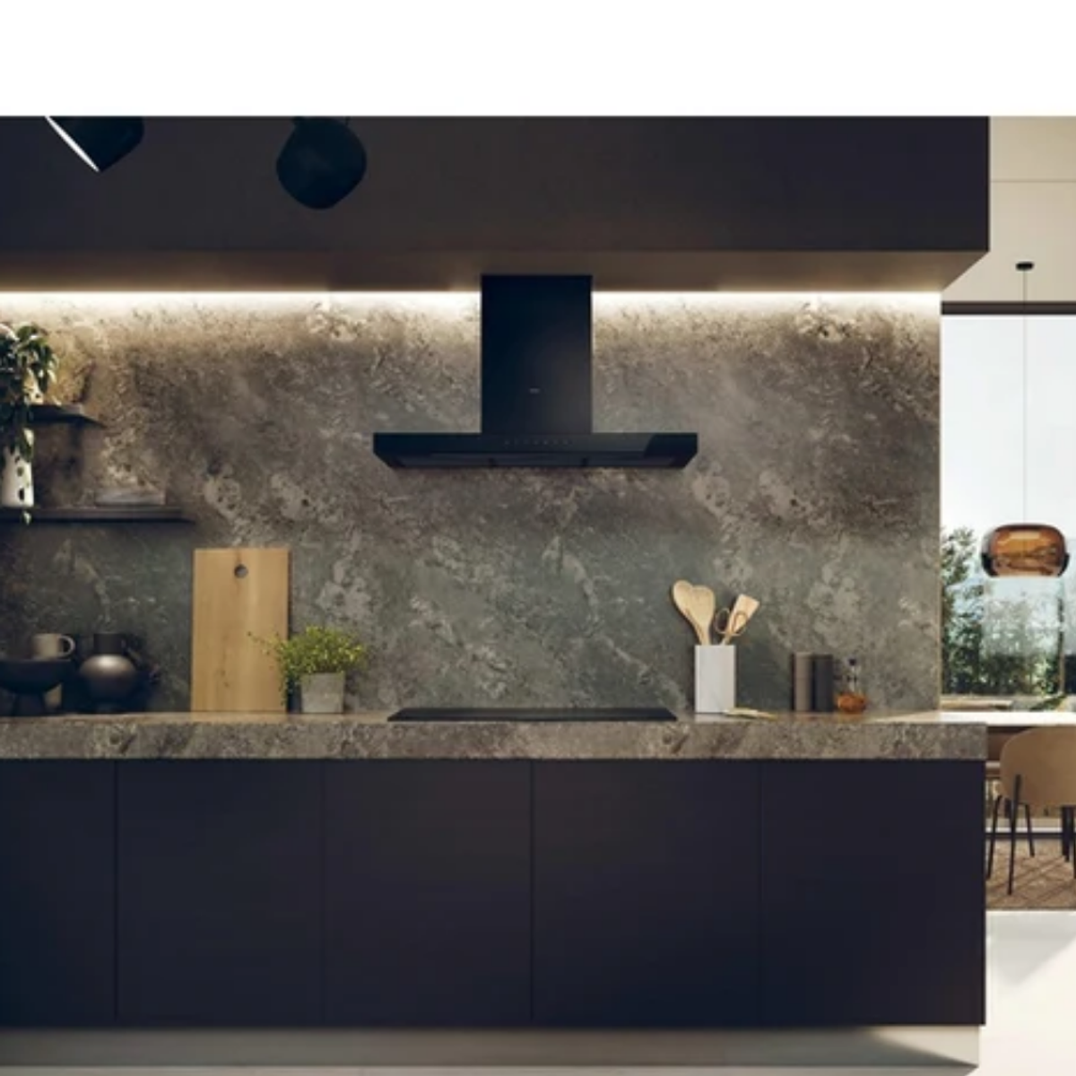 Cocina moderna con campana extractora negra, azulejos de mármol y gabinetes oscuros.