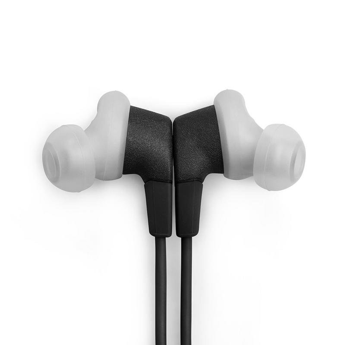 Due auricolari in-ear neri con punte in silicone bianche su sfondo bianco.