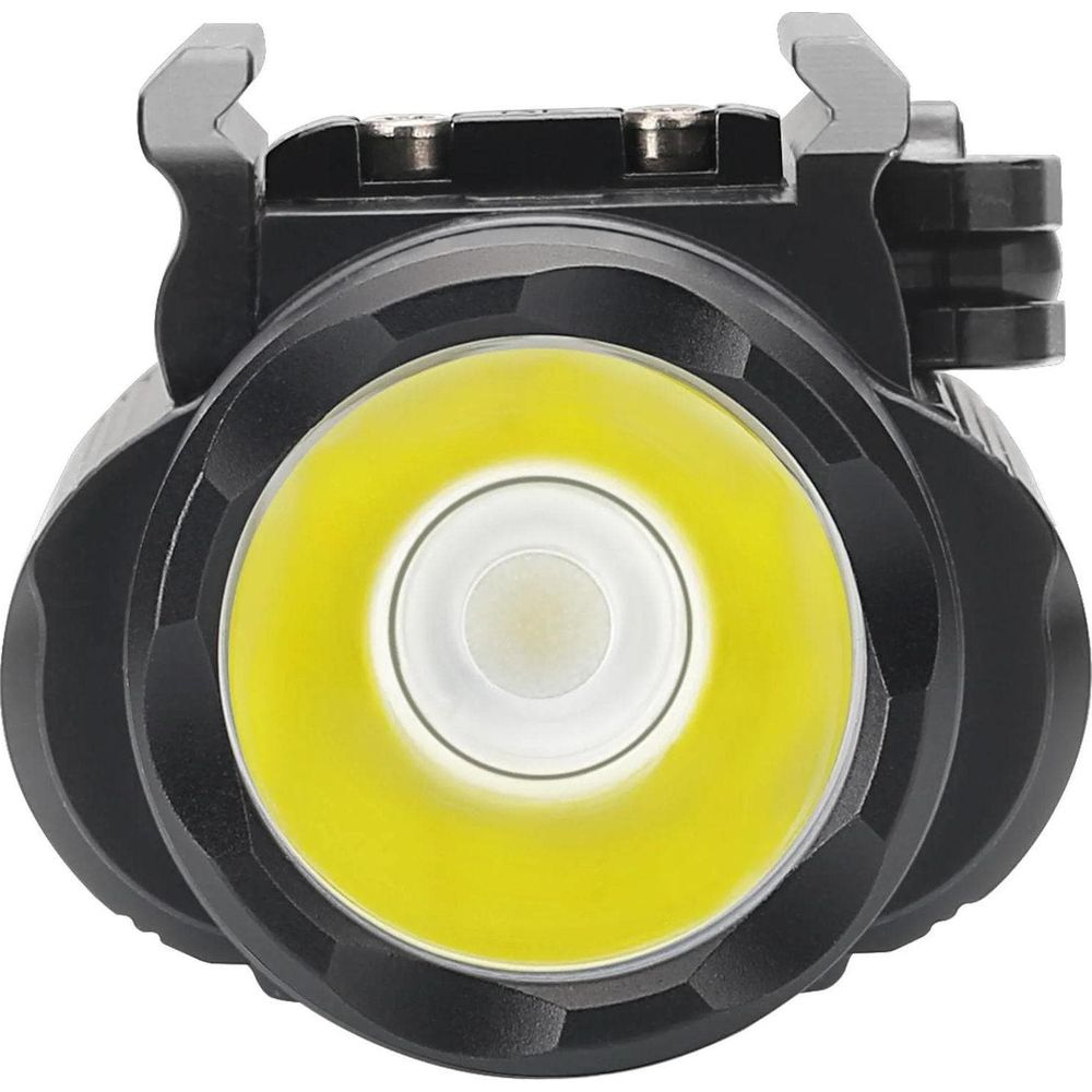 Gros plan d'une lampe de poche noire émettant une lumière jaune vif.