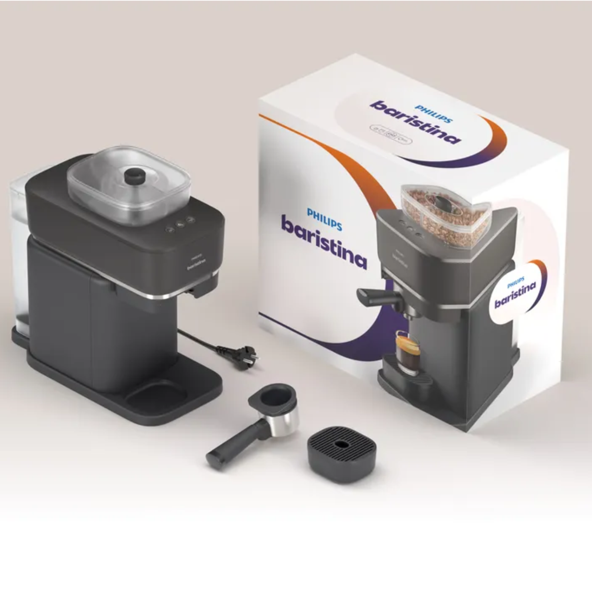 Eine schwarze Kaffeemaschine mit Zubehör und Verpackung.