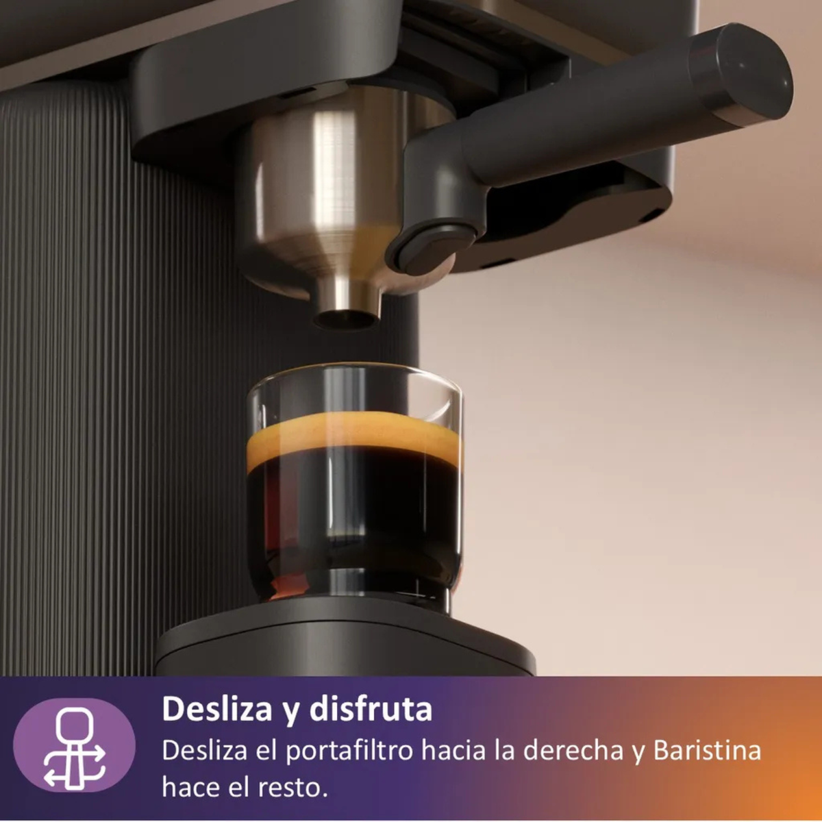 Espressomaschine brüht Kaffee in Glas. Text: Schieben & genießen.