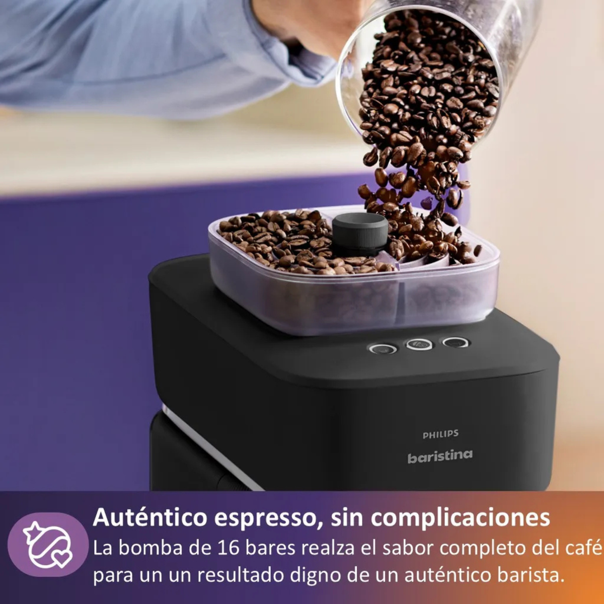 Kaffeebohnen werden in einen Behälter einer schwarzen Philips Baristina Kaffeemaschine gegossen.